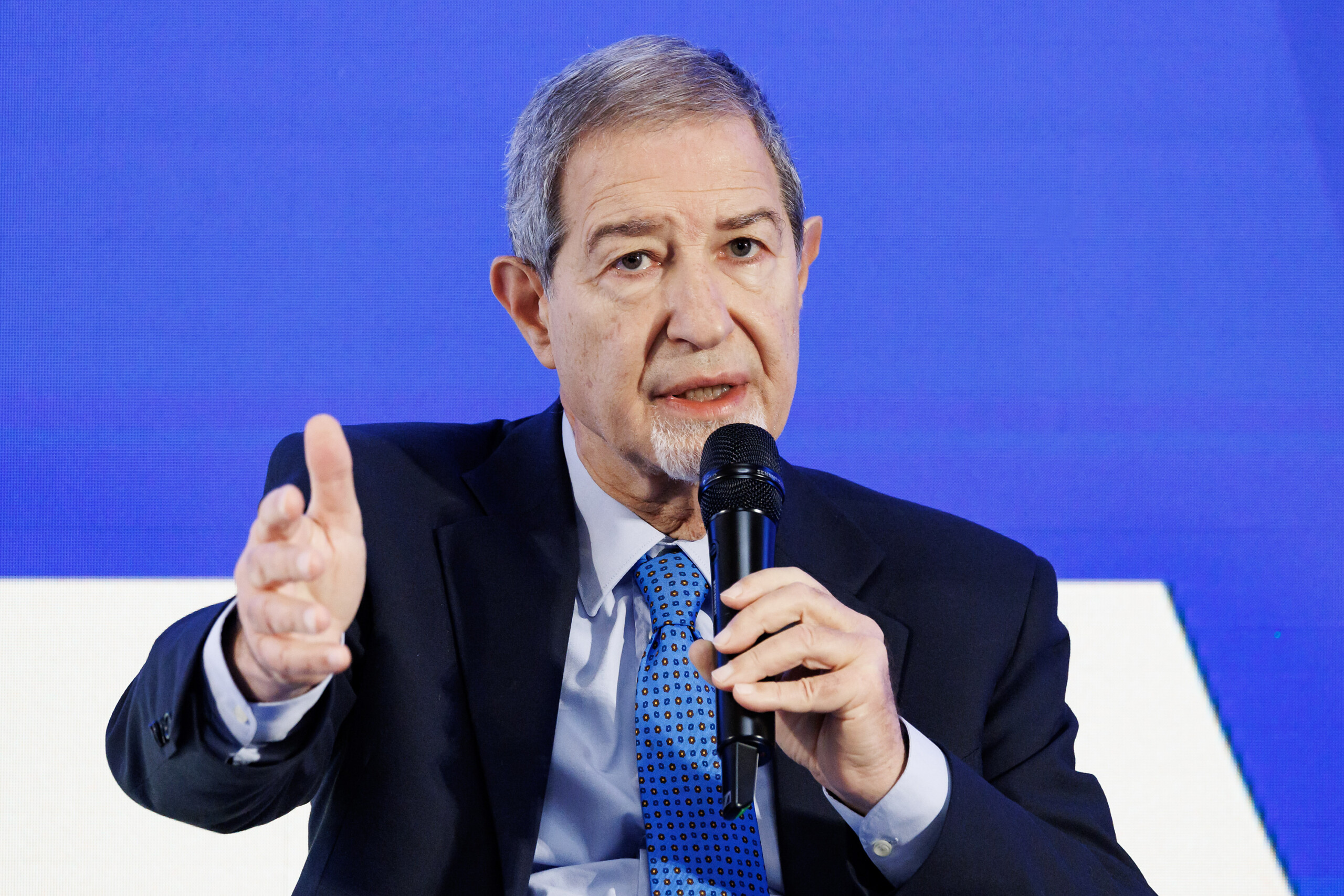 niscemi musumeci il y a eu des actes de pillage commis par des individus en costume cravate scaled