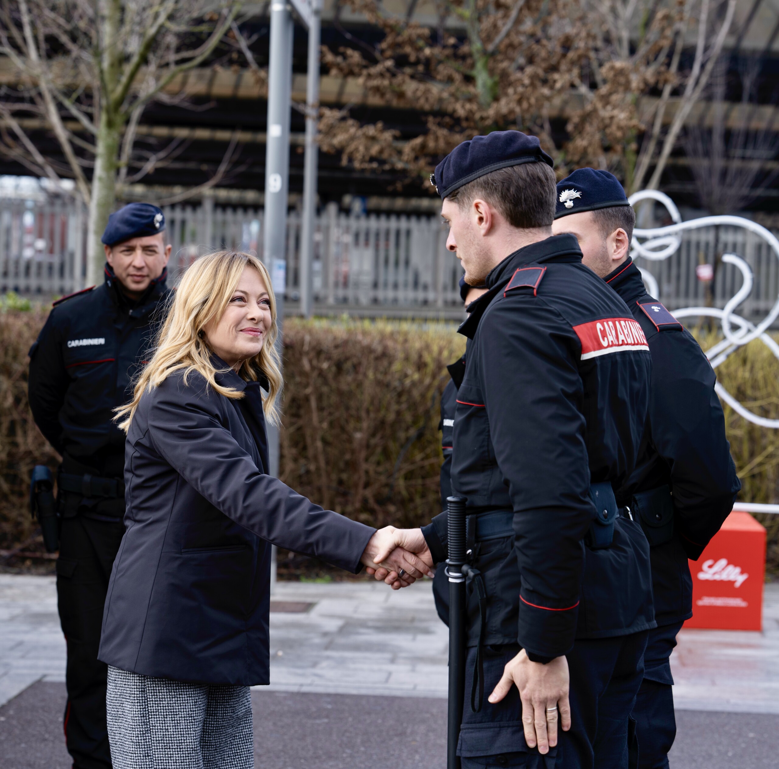Sécurité, Meloni rend visite aux militaires à la gare Rogoredo de Milan : « Nous ne baissons pas les bras » 1 securite meloni rend visite aux militaires a la gare rogoredo de milan nous ne baissons pas les bras scaled