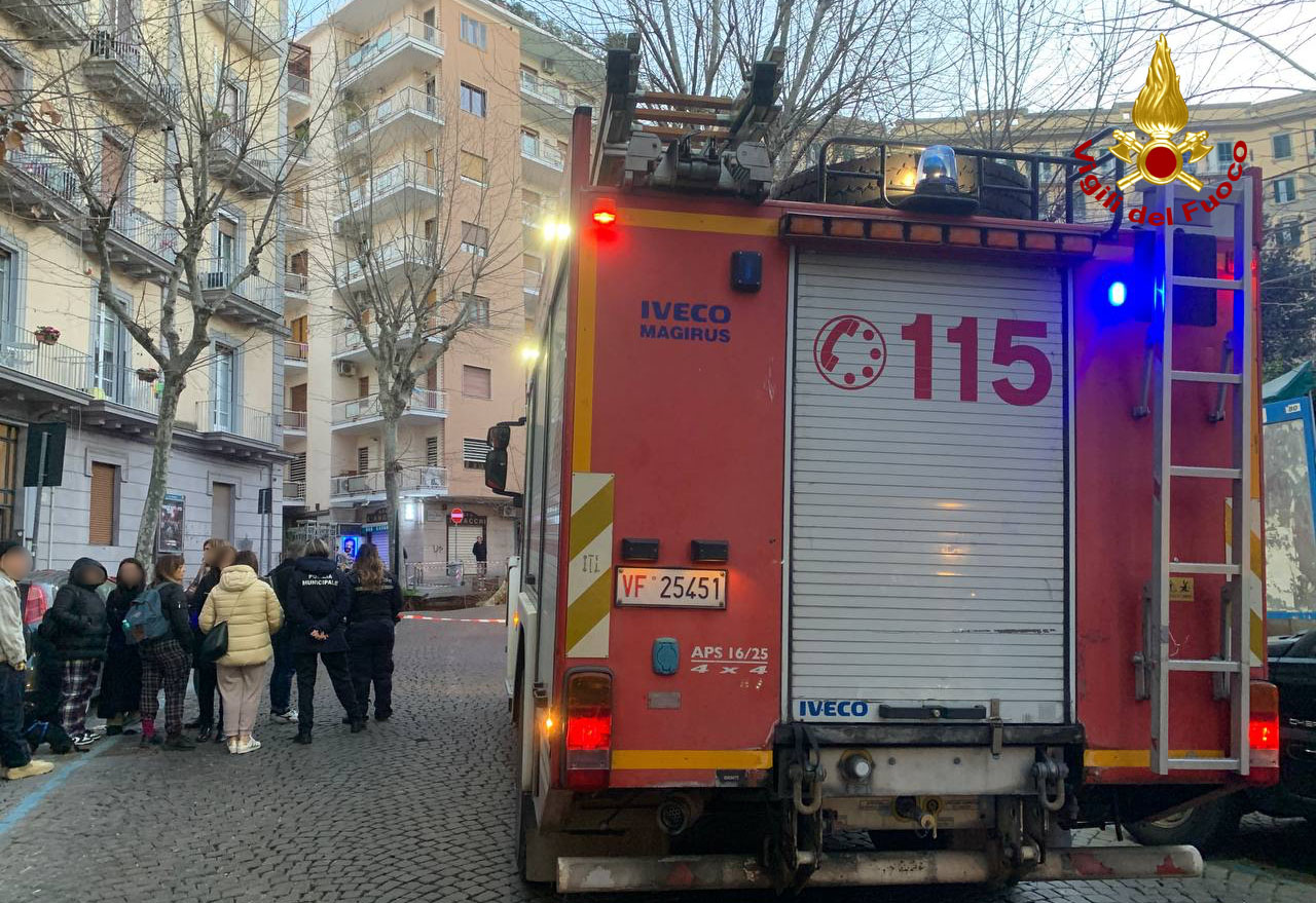 naples incendie dans la via chiaia coupole du theatre sannazaro endommagee