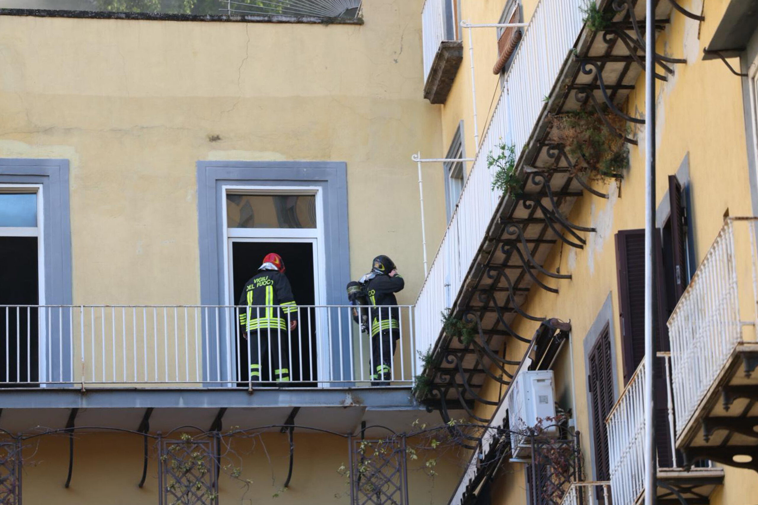 Naples, Sapeurs-pompiers : "Le Teatro Sannazaro n'existe plus, tout a brûlé" 1 naples sapeurs pompiers le teatro sannazaro nexiste plus tout a brule scaled