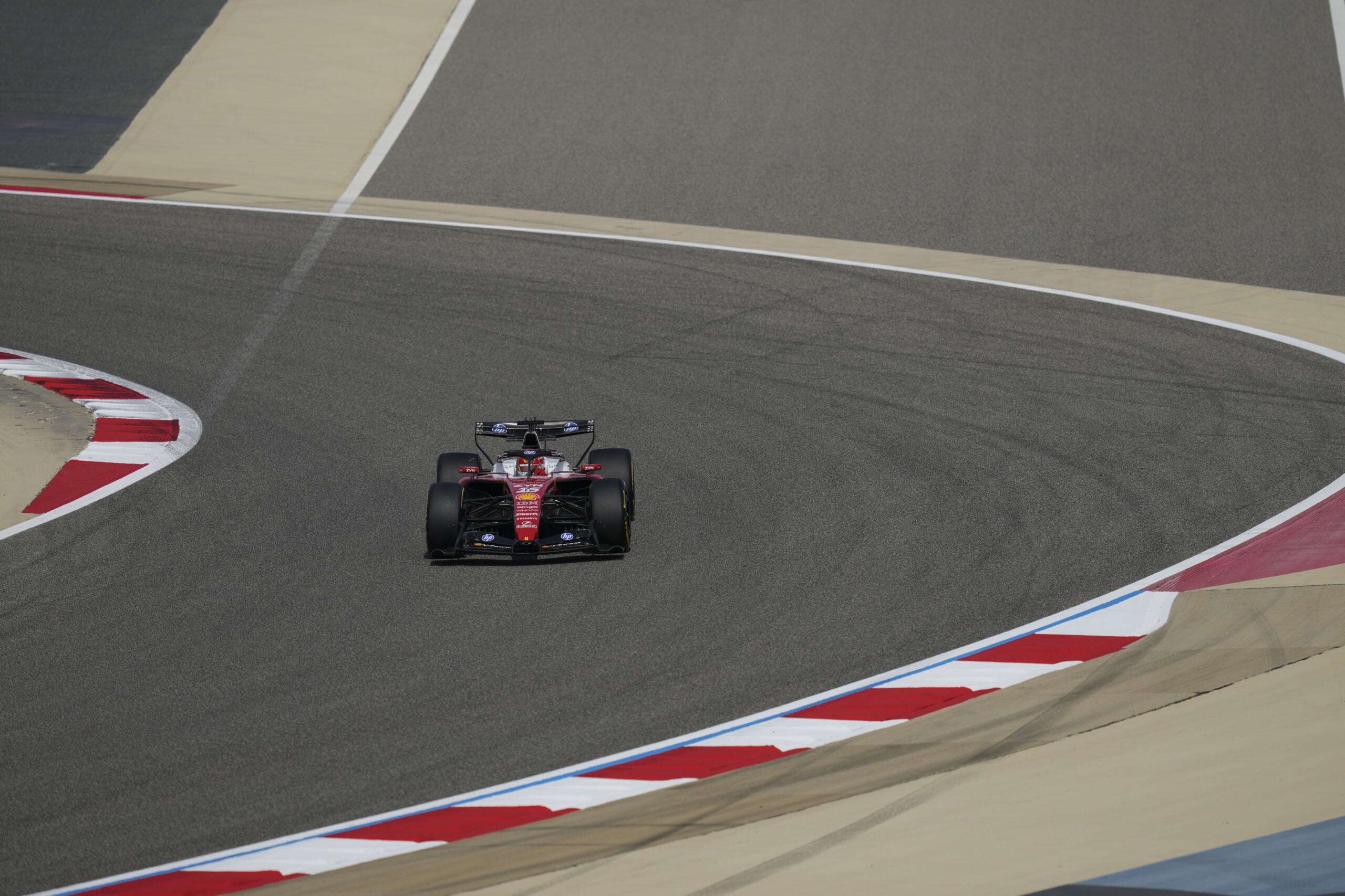 f1 a bahrein leclerc en tete des essais matinaux scaled