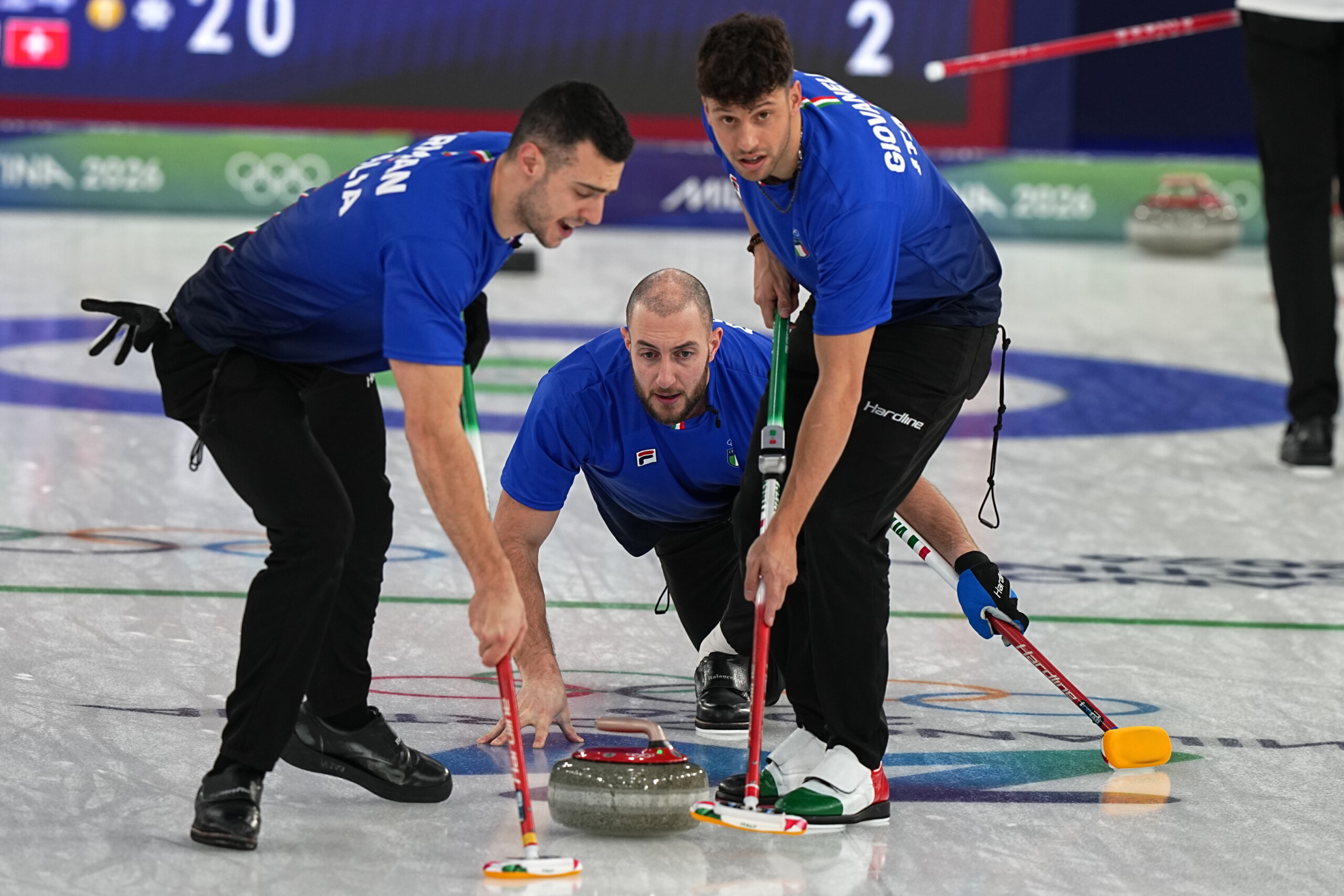 milan cortina lequipe italienne masculine de curling sincline face a la suisse pas de demi finale scaled