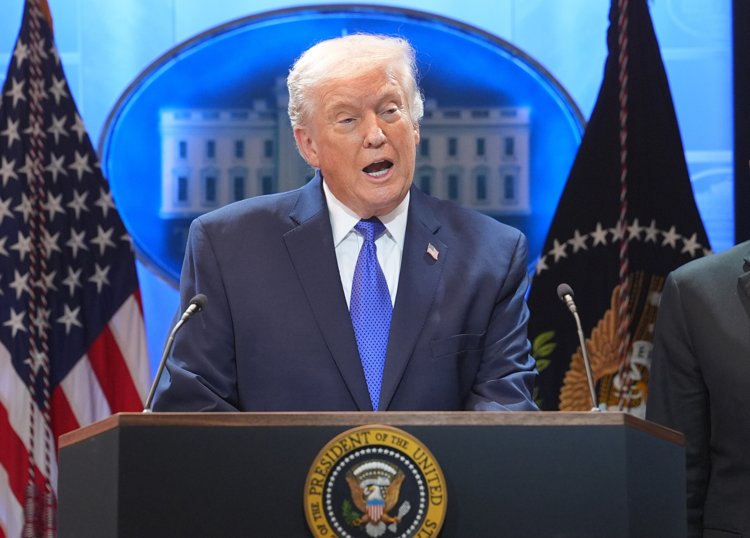 usa trump annonce des droits de douane supplementaires de 10 en plus de ceux deja en vigueur scaled