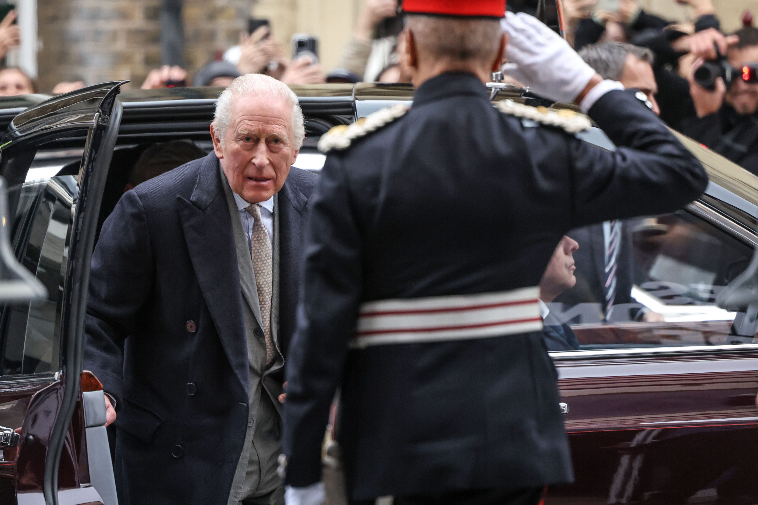 affaire epstein selon les medias charles ne sopposerait pas a la destitution dandrew de la ligne de succession scaled