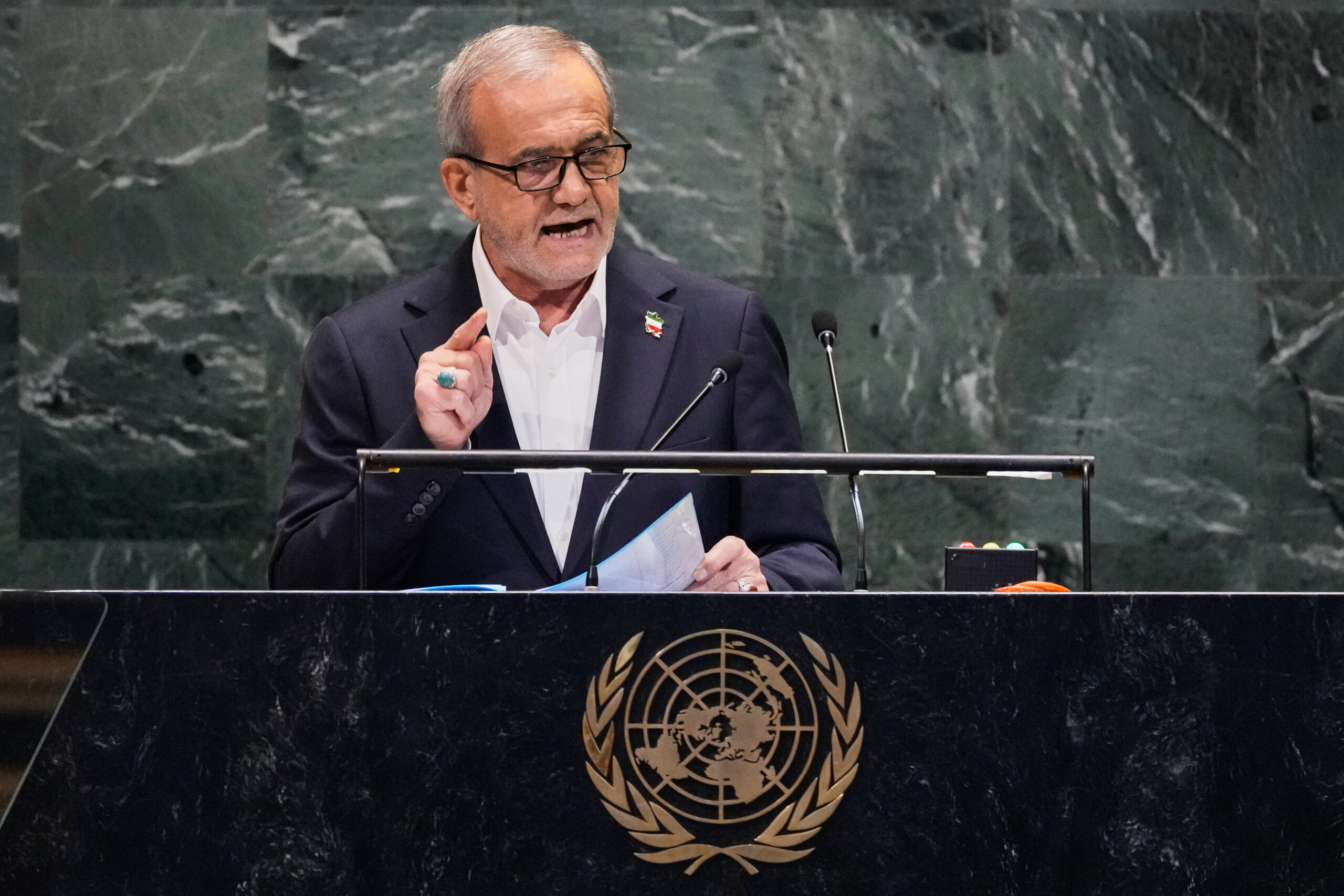 iran pezeshkian nous ne cederons pas devant les puissances mondiales scaled