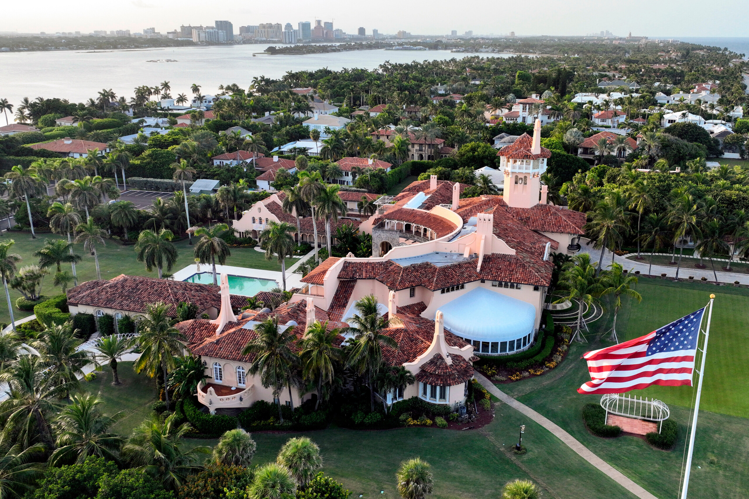 etats unis un tireur entre dans mar a lago et est tue scaled