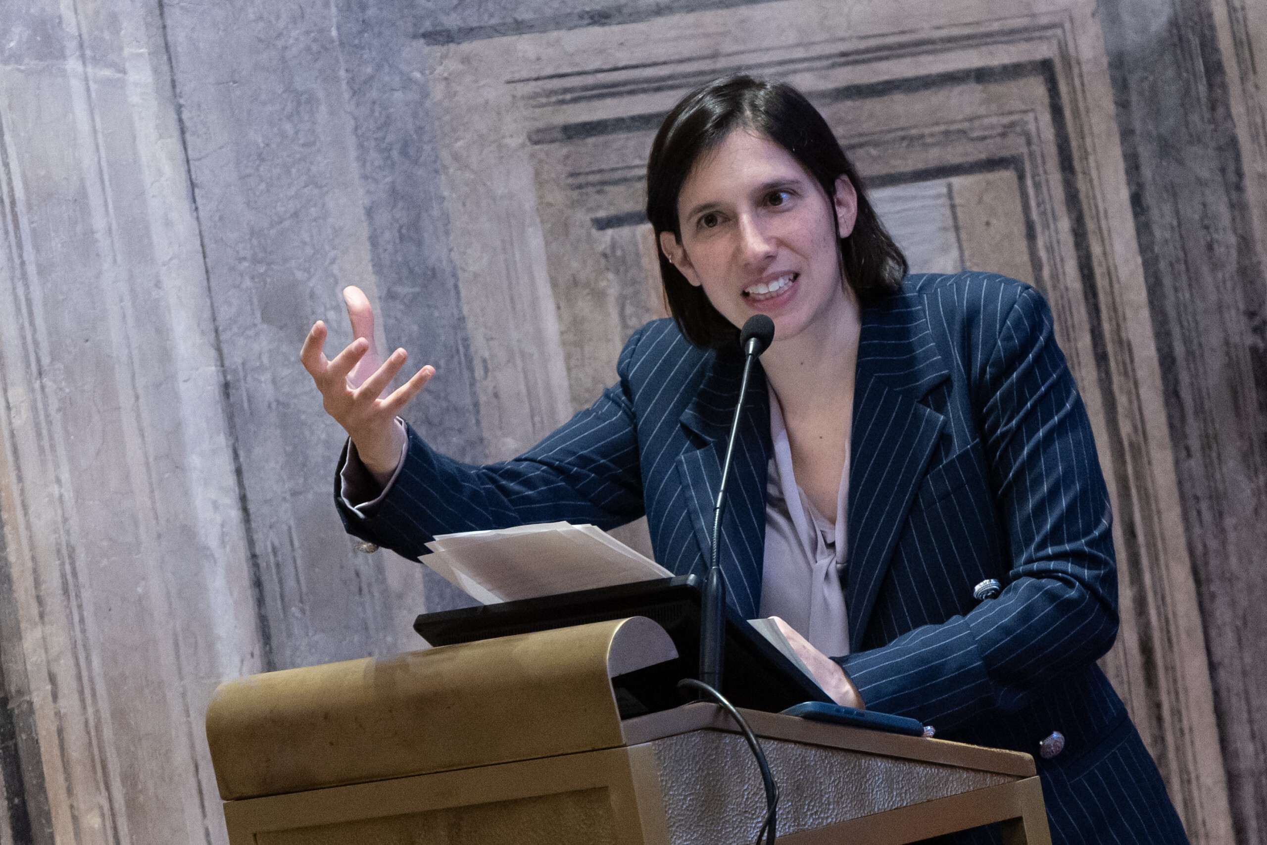 caporalato schlein au gouvernement une loi specifique sur les riders et un salaire minimum sont necessaires scaled