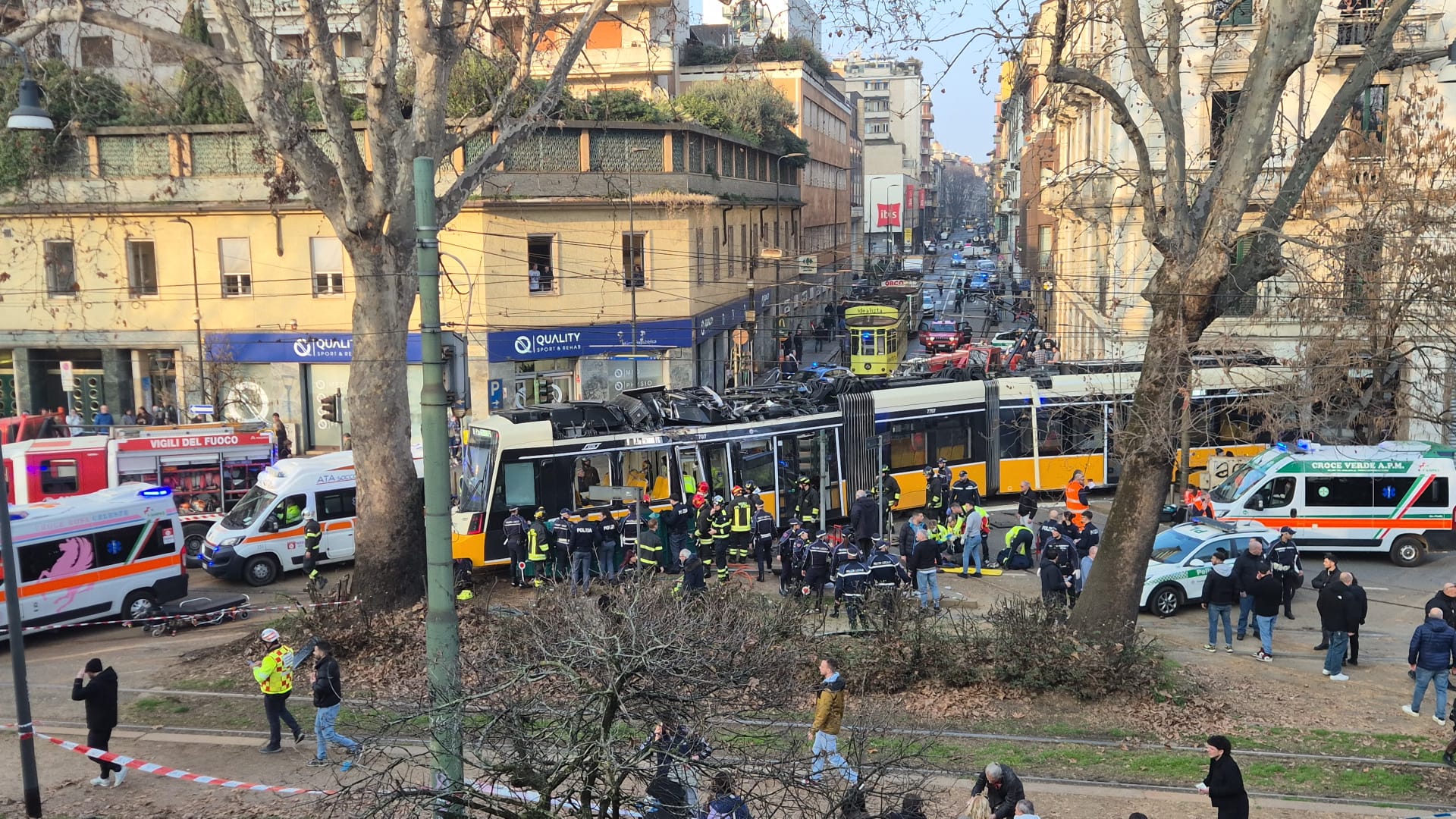 Milan : un tramway déraille et percute un immeuble, faisant un mort et 39 blessés 1 milan un tramway deraille et percute un immeuble faisant un mort et 39 blesses