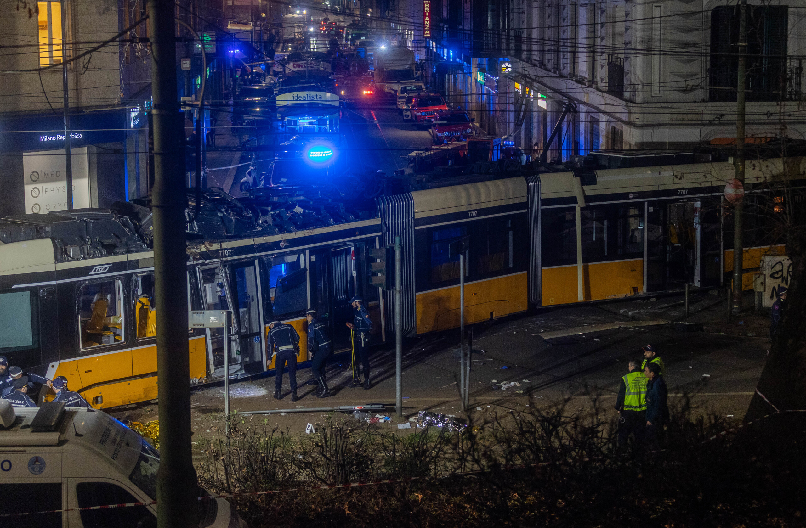 tramway deraille reprise de la circulation a milan apres lenlevement du vehicule scaled