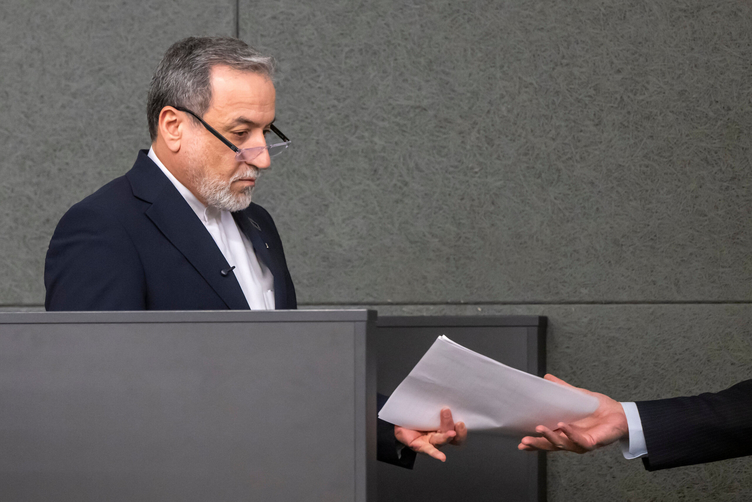 iran le ministre des affaires etrangeres araghchi a son homologue omanais ouvert a de serieux efforts de desescalade scaled