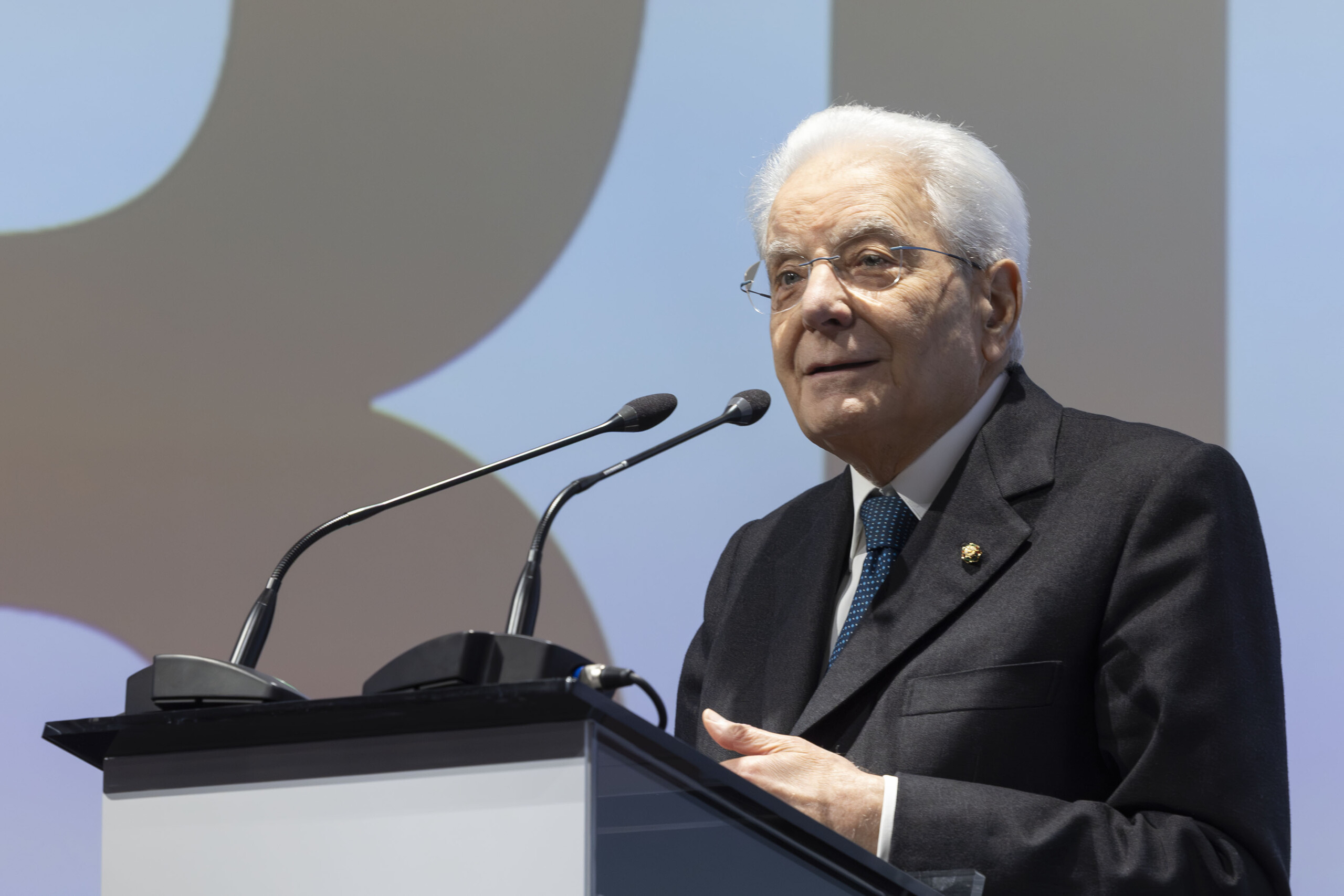 mattarella la guerre recommence a faire couler le sang dans le monde meme non loin de litalie scaled