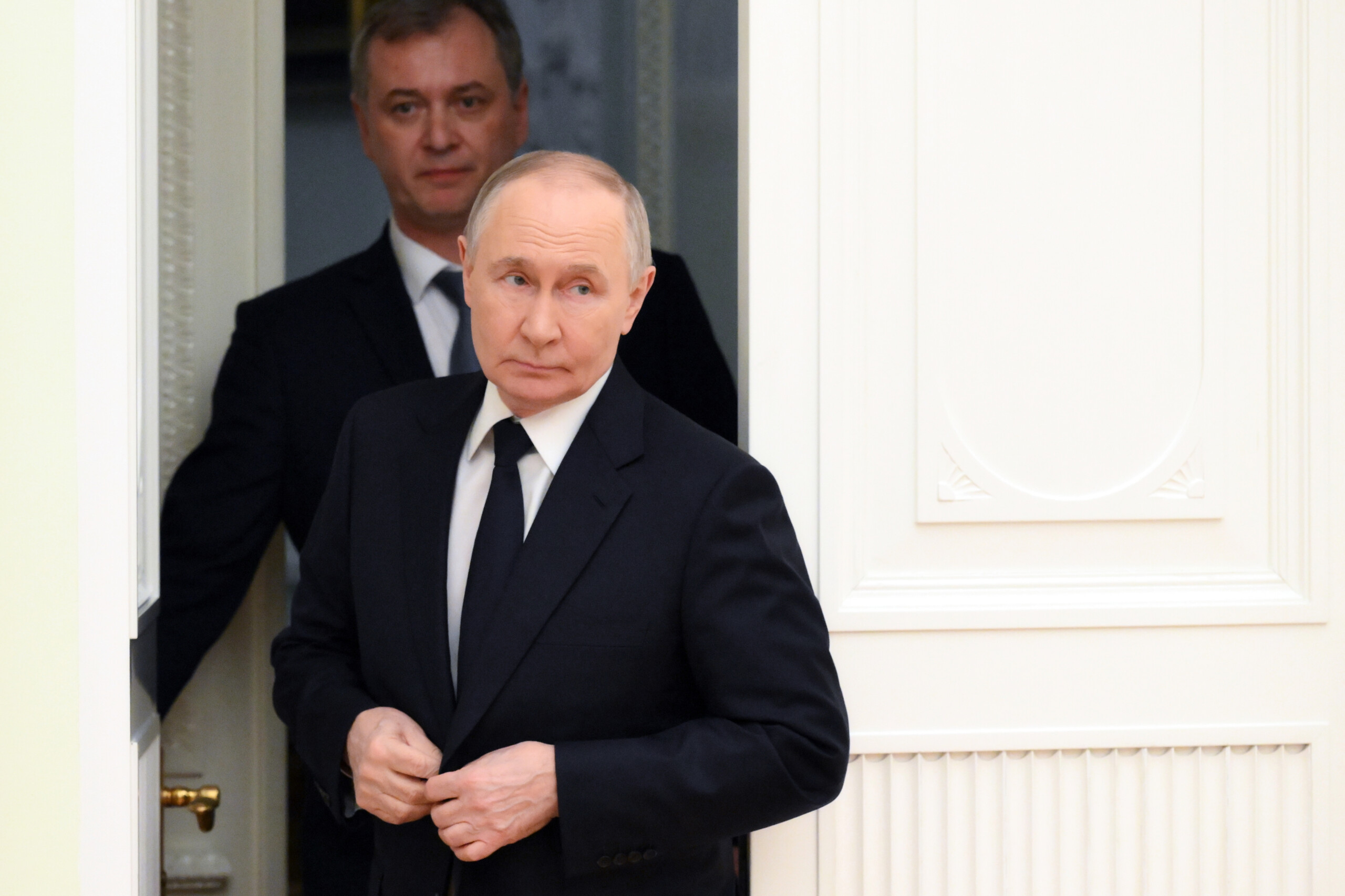 Russie : Poutine reçoit le ministre hongrois des affaires étrangères et discute de l'approvisionnement en énergie 1 russie poutine recoit le ministre hongrois des affaires etrangeres et discute de lapprovisionnement en energie scaled