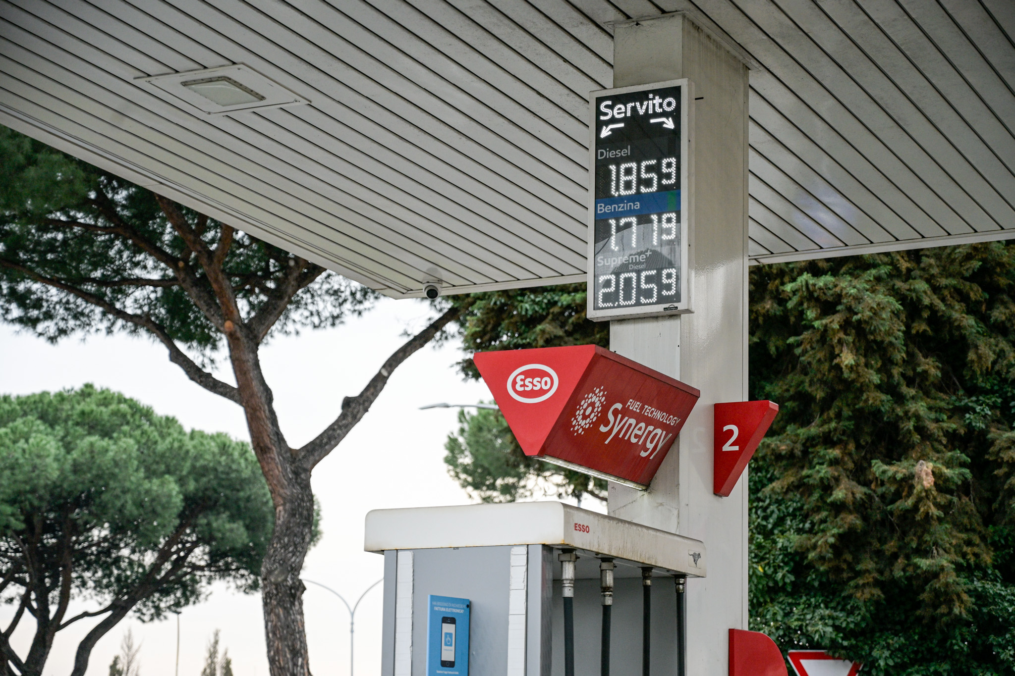 union nationale des consommateurs lessence en libre service depasse 18 euro le litre en calabre et a bolzano