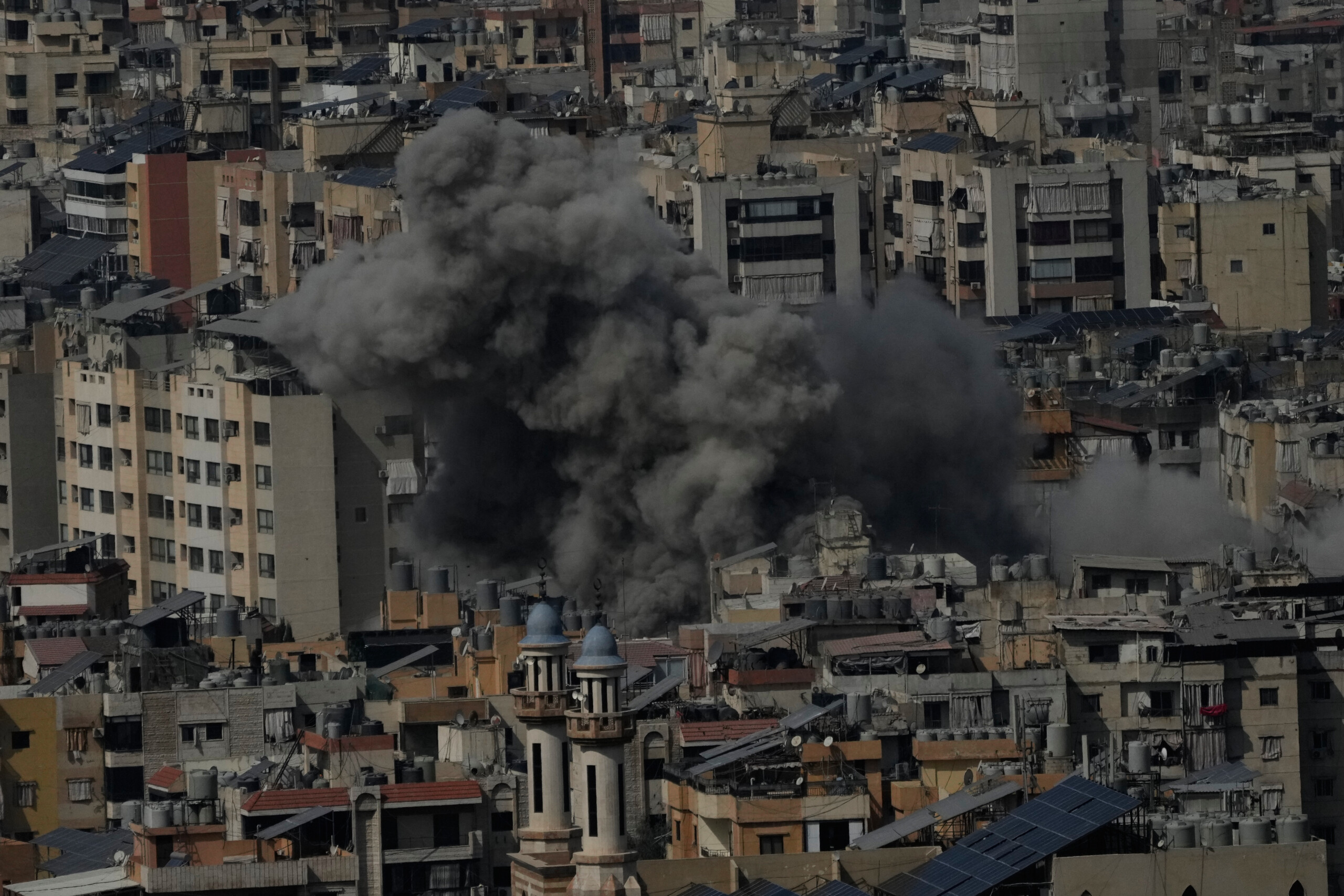 Liban, Israël frappe un hôtel à Beyrouth : au moins 4 morts et 10 blessés 1 liban israel frappe un hotel a beyrouth au moins 4 morts et 10 blesses scaled