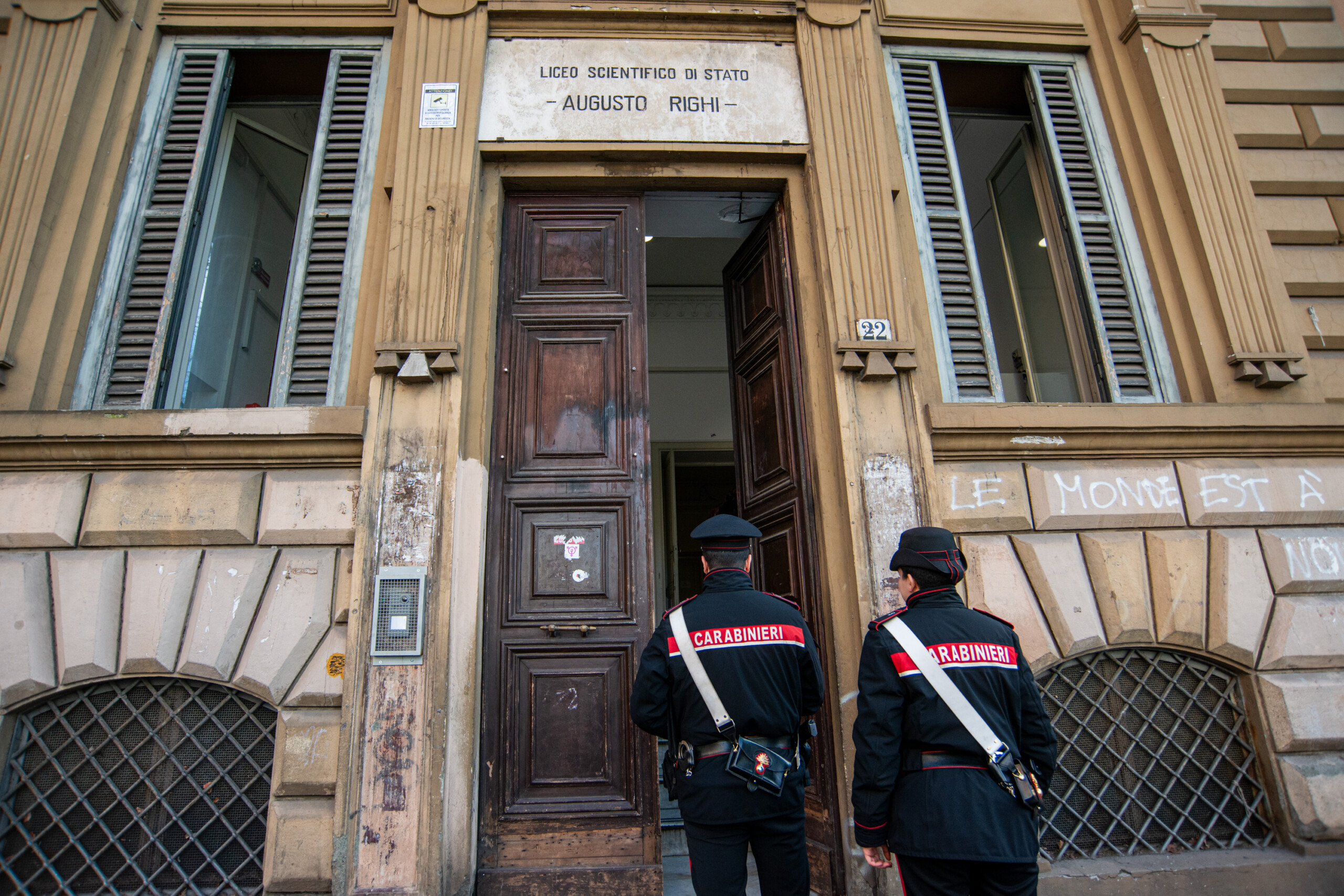 rome raid vandale au lycee righi cours suspendus scaled