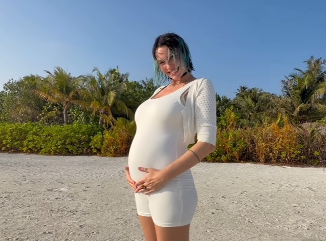 musique rose villain enceinte annonce avec video et chanson tuttaluce