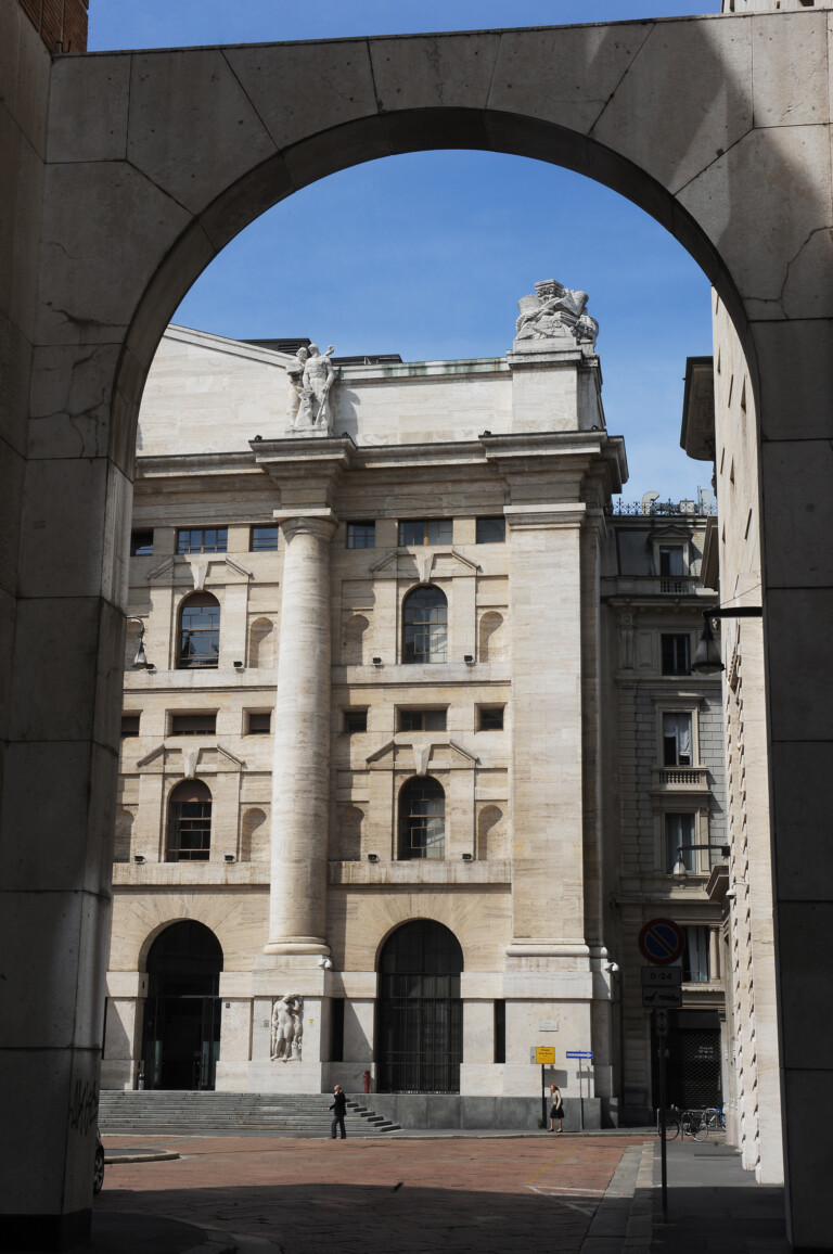 bourse milan termine en hausse le ftse mib gagne 122 avec tenaris et eni en tete