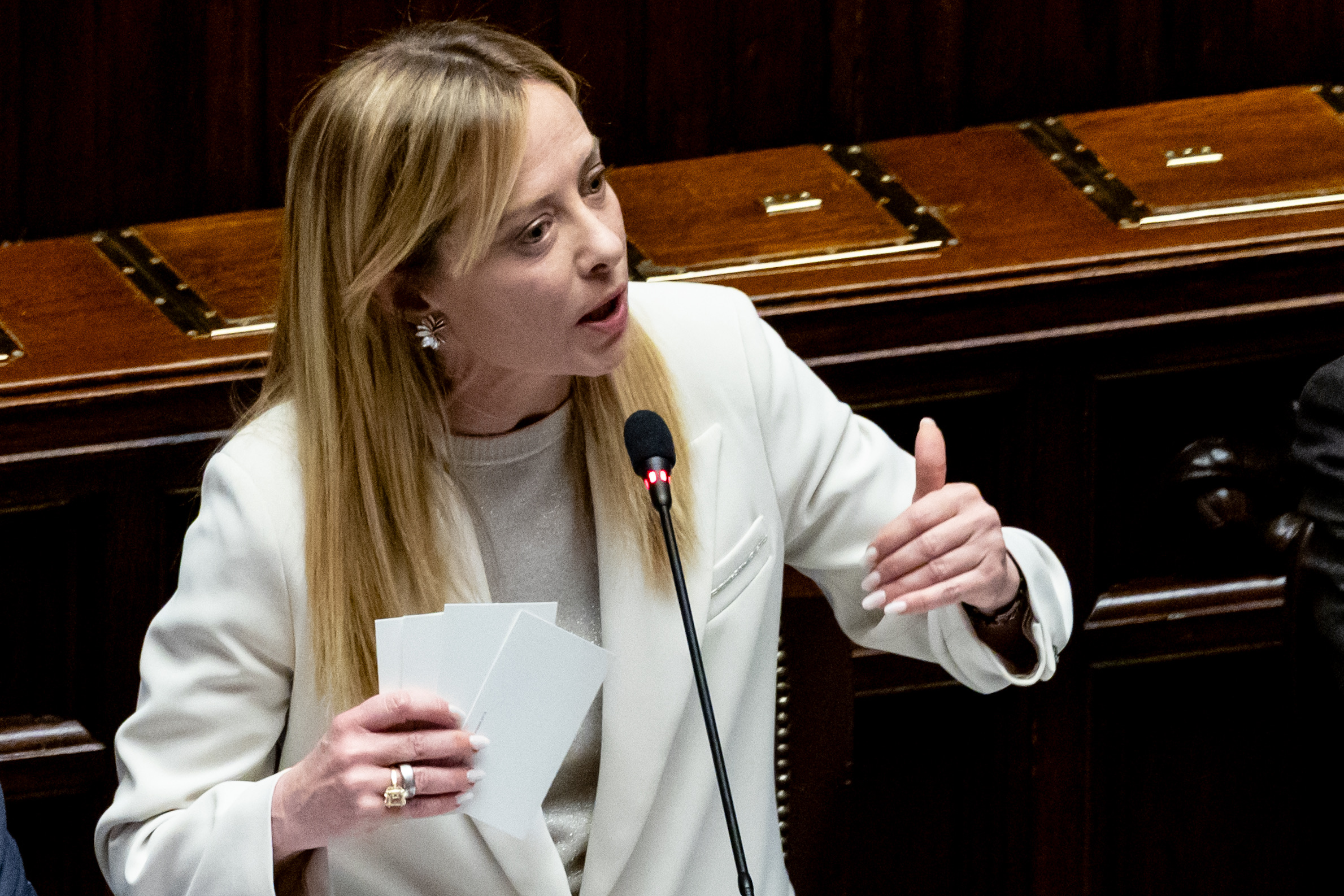 prisons meloni la police penitentiaire accomplit un travail essentiel je la remercie au nom du gouvernement