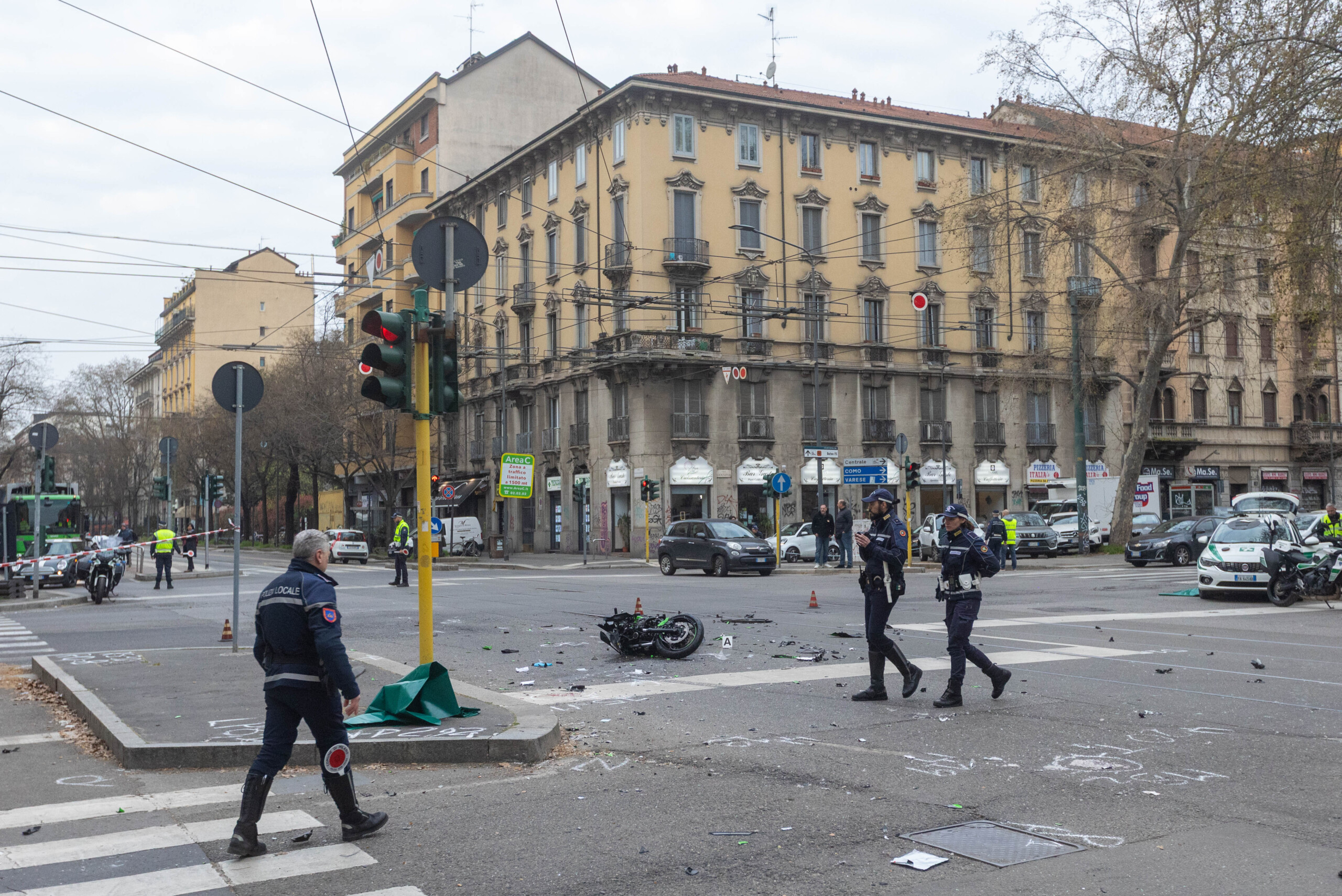 Accidents de la route, des jeunes d’une vingtaine d’années morts à Milan : la moto a grillé un feu rouge 1 accidents de la route des jeunes dune vingtaine dannees morts a milan la moto a grille un feu rouge scaled