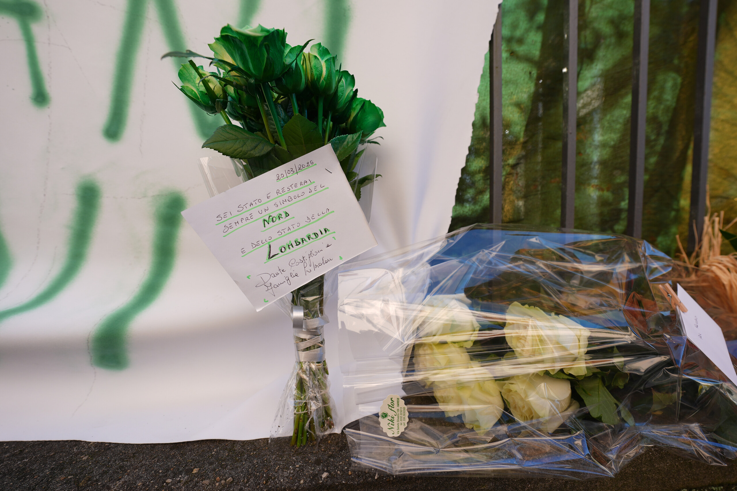 bossi aux funerailles au monastere de pontida uniquement la famille les amis et les invites scaled