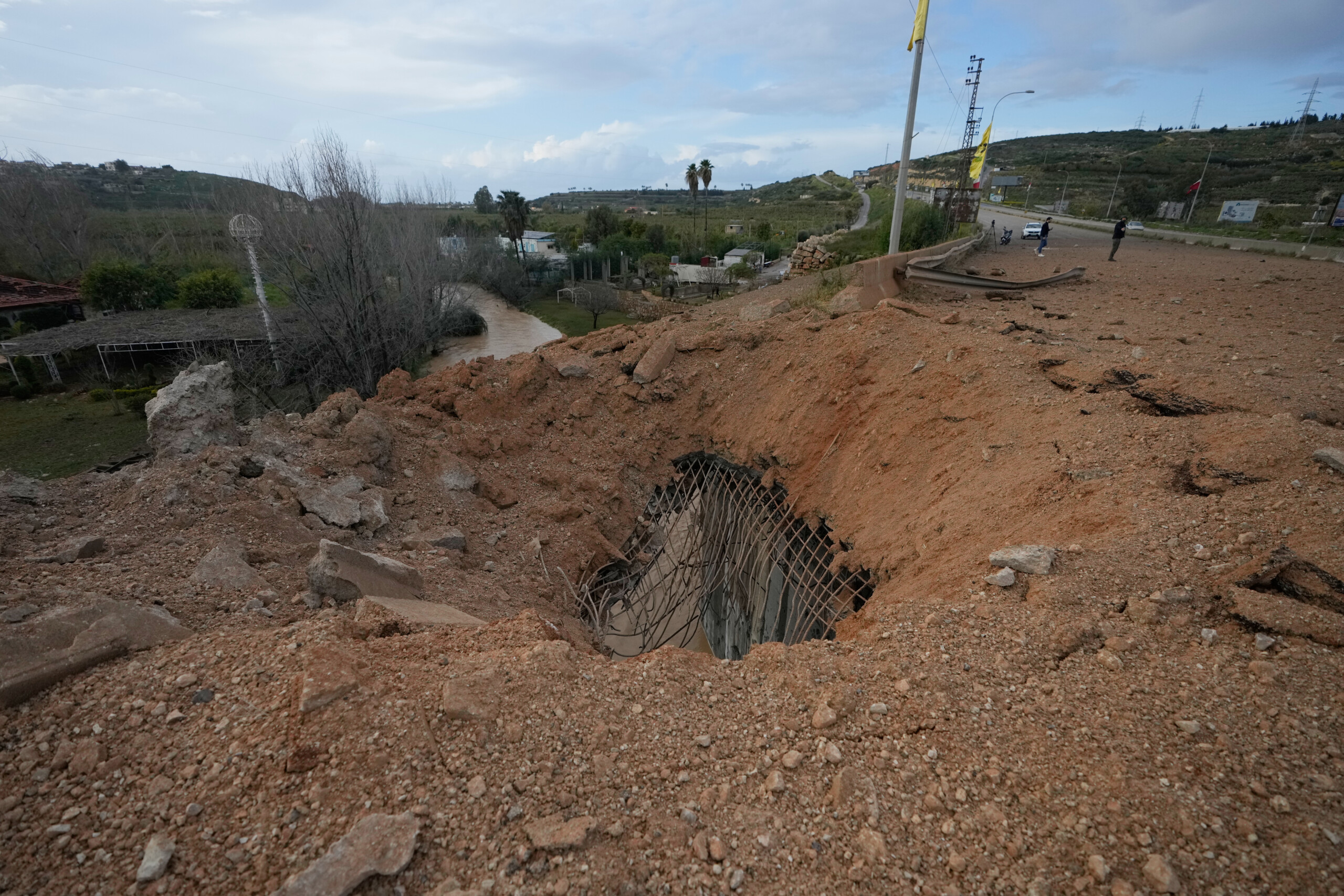 Iran : nouvelle attaque israélienne contre le pont de Qasmiyeh dans le sud du Liban 1 iran nouvelle attaque israelienne contre le pont de qasmiyeh dans le sud du liban scaled