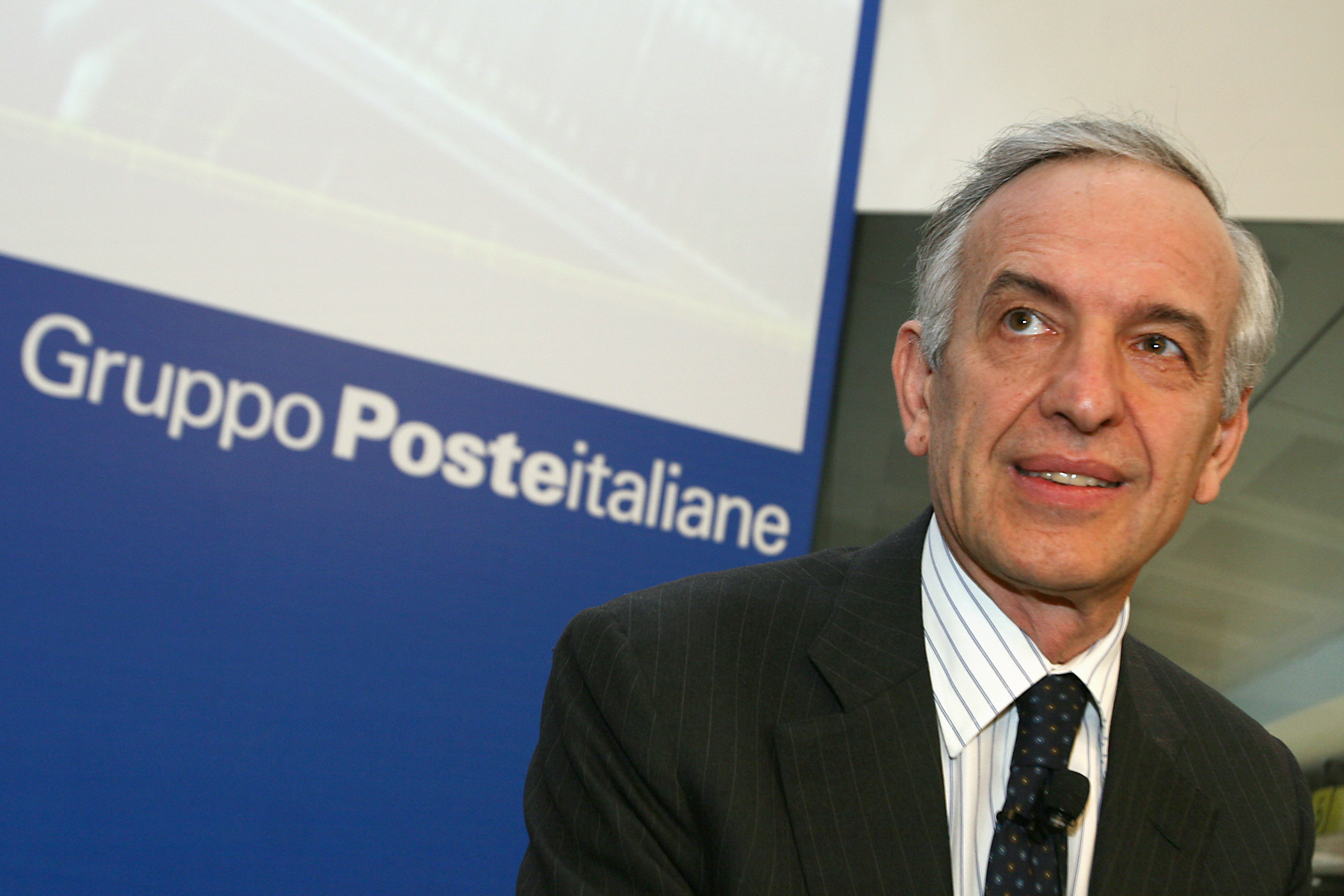 Poste Italiane lance une OPA publique sur l'ensemble du capital de Telecom Italia 1 poste italiane lance une opa publique sur lensemble du capital de telecom italia