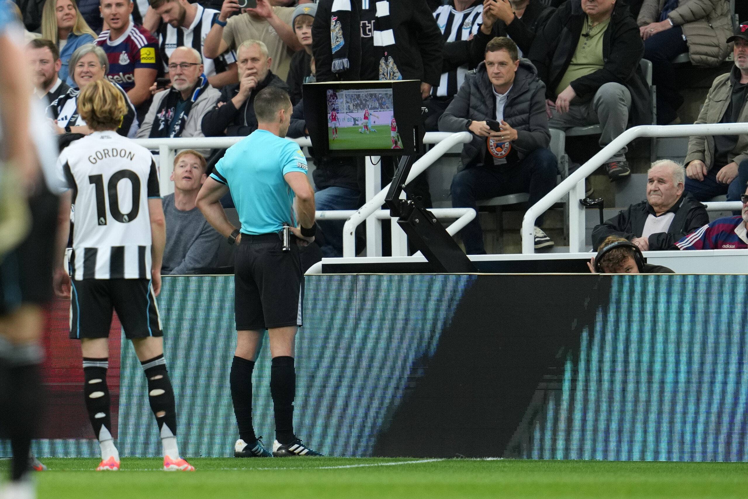 Premier League : plus de 75 % des supporters s'opposent au VAR 1 premier league plus de 75 des supporters sopposent au var scaled