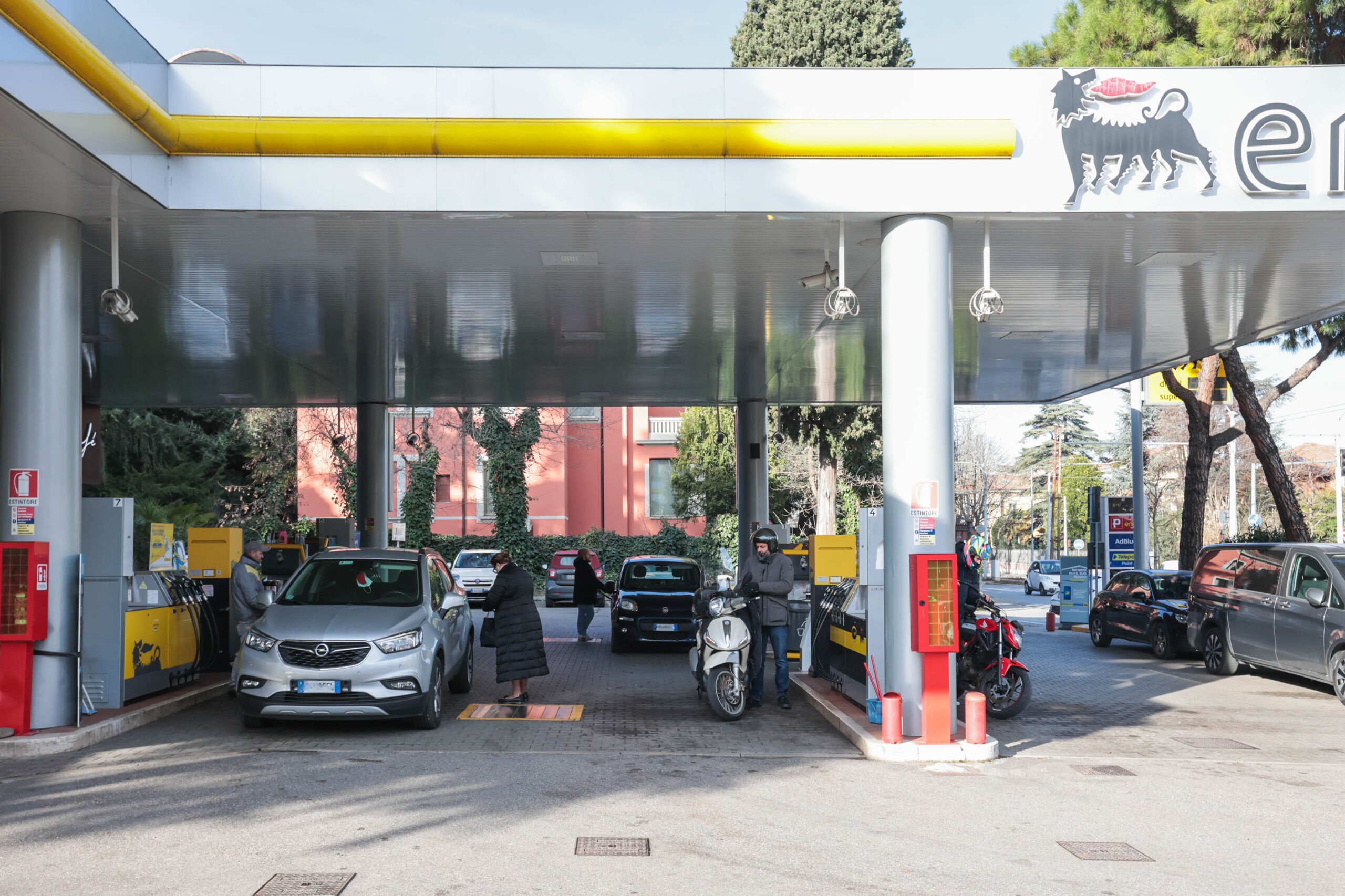 carburants mimit prix moyen de lessence en libre service a 1751 euro litre du gazole a 2067 scaled
