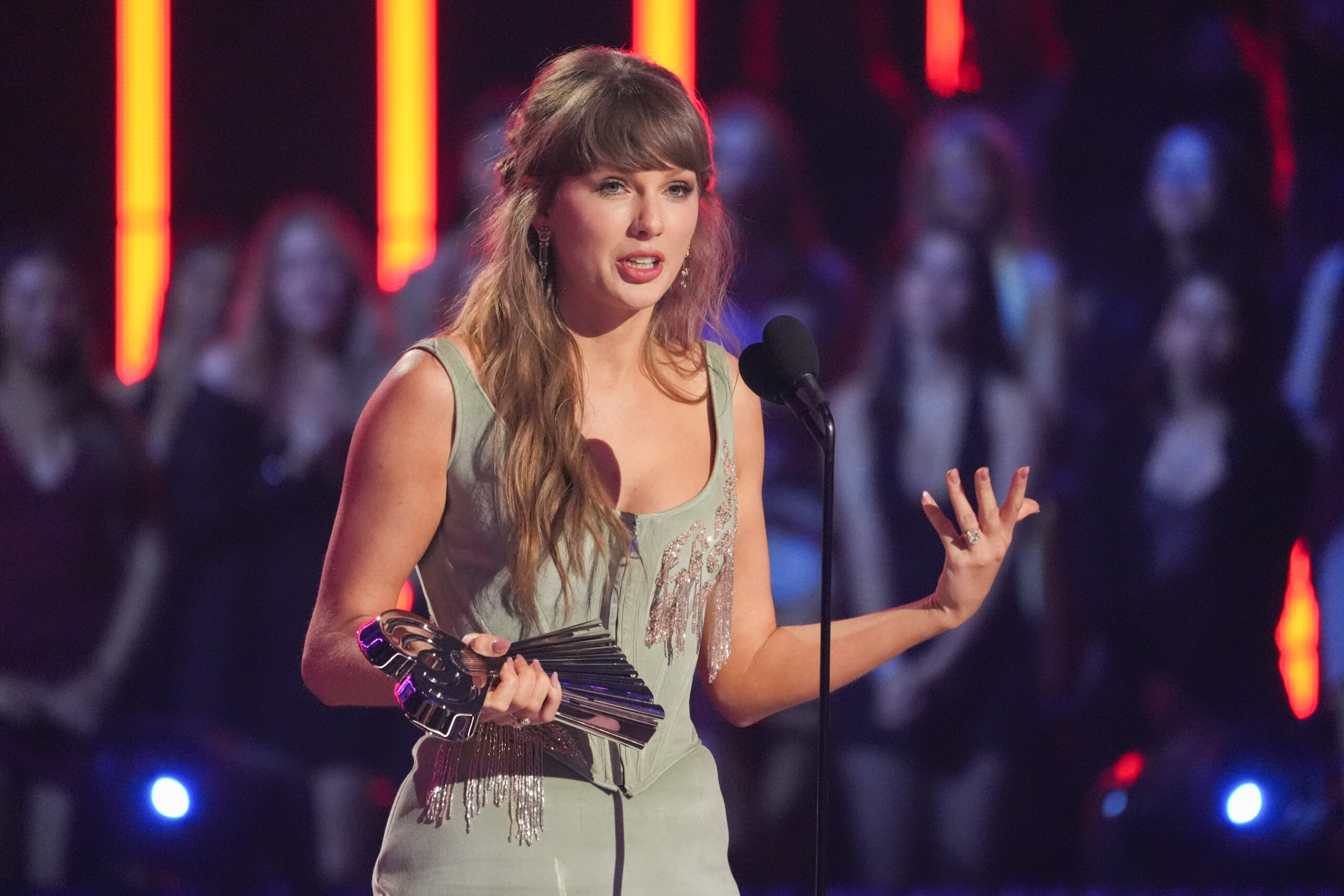 taylor swift surprise voici le clip video de elizabeth taylor scaled