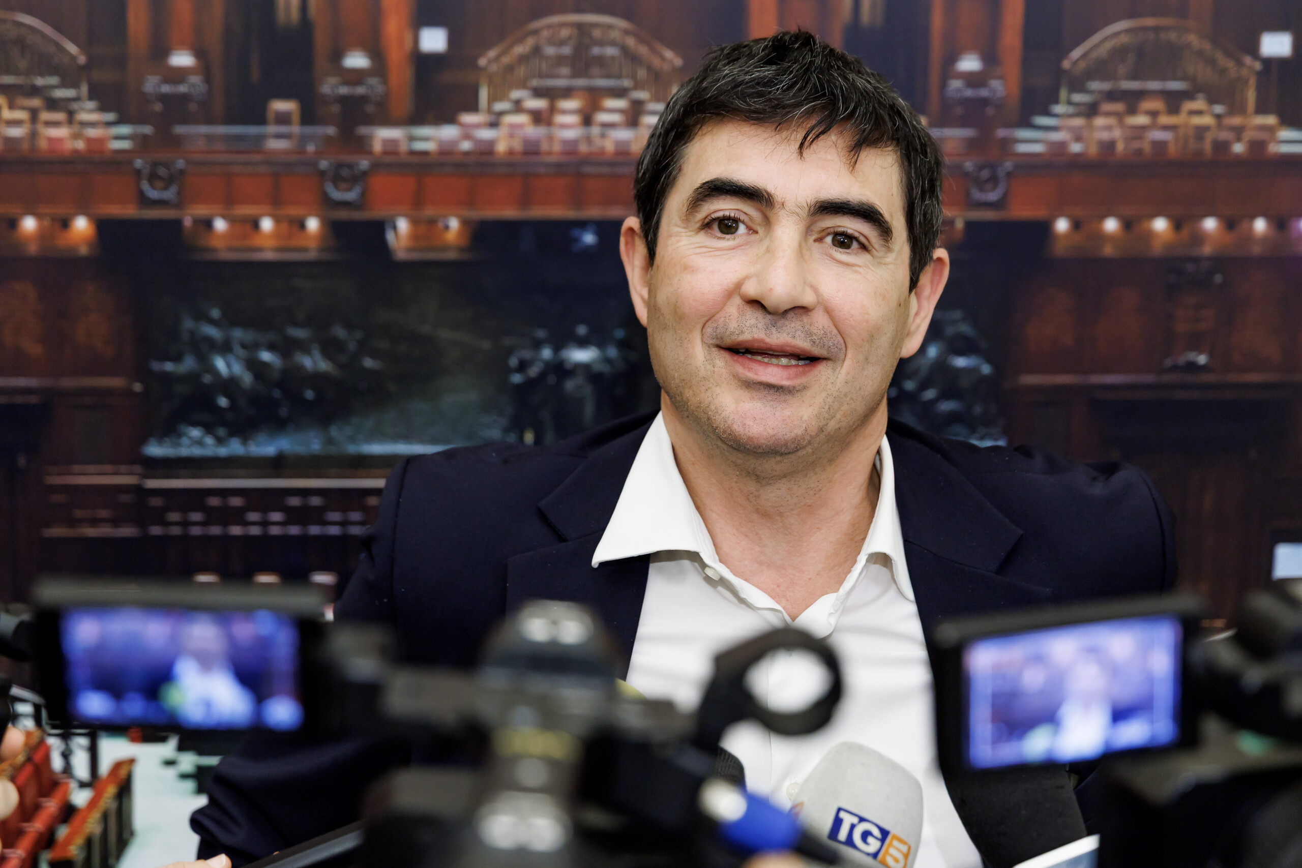 gouvernement fratoianni meloni avec son chapeau a la main aupres des emirats et des proprietaires de gaz embarrassant scaled