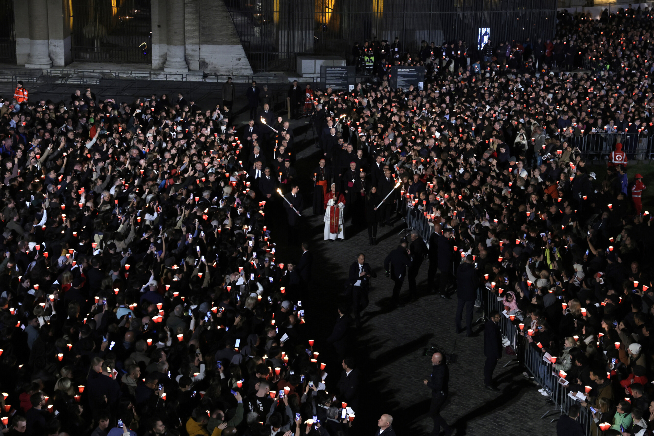 paques 30 000 fideles au colisee pour le chemin de croix avec le pape leon xiv scaled