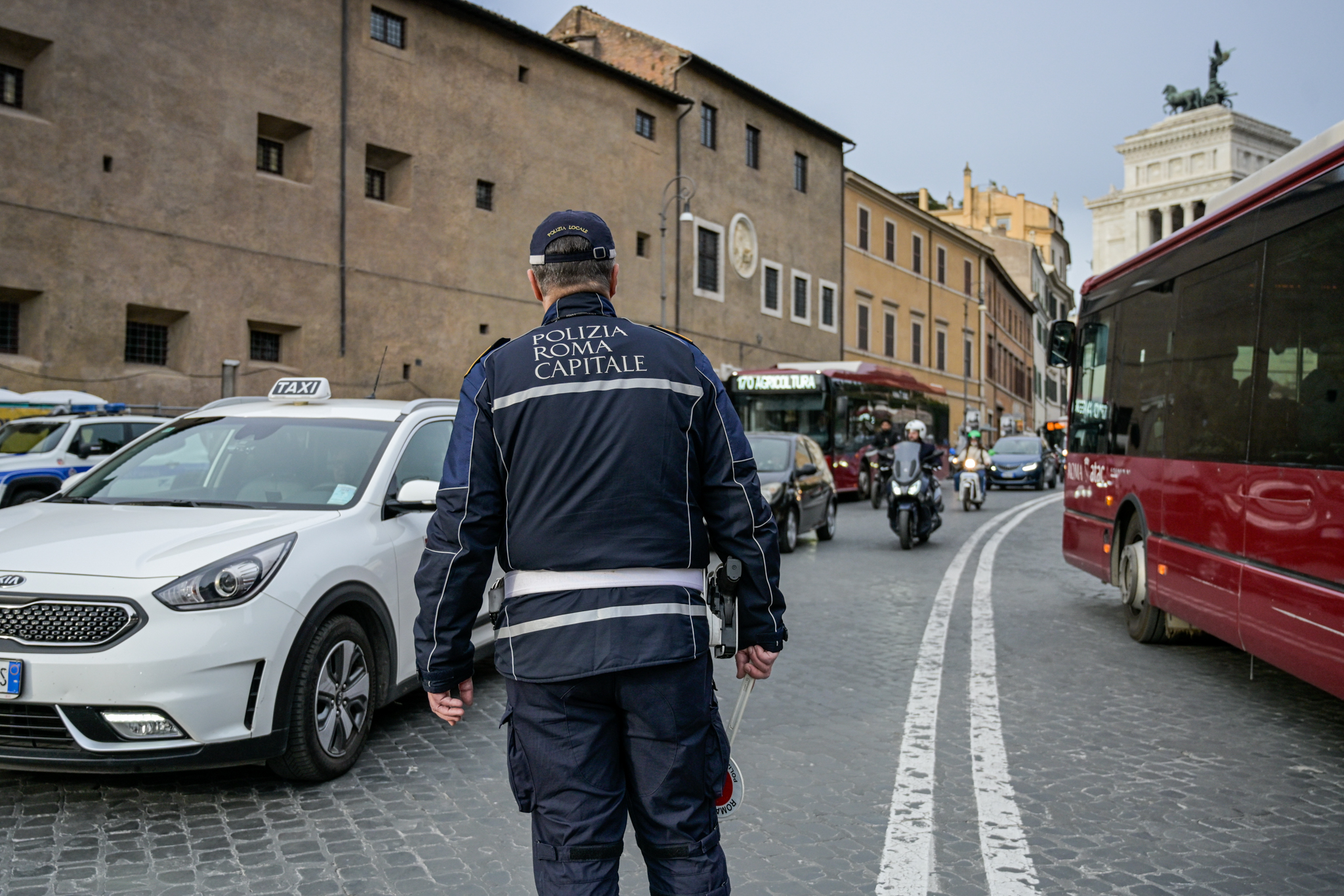 Rome : des individus menacent un policier à vélo et le renversent ; l'hypothèse d'une tentative de meurtre est envisagée 1 rome des individus menacent un policier a velo et le renversent lhypothese dune tentative de meurtre est envisagee
