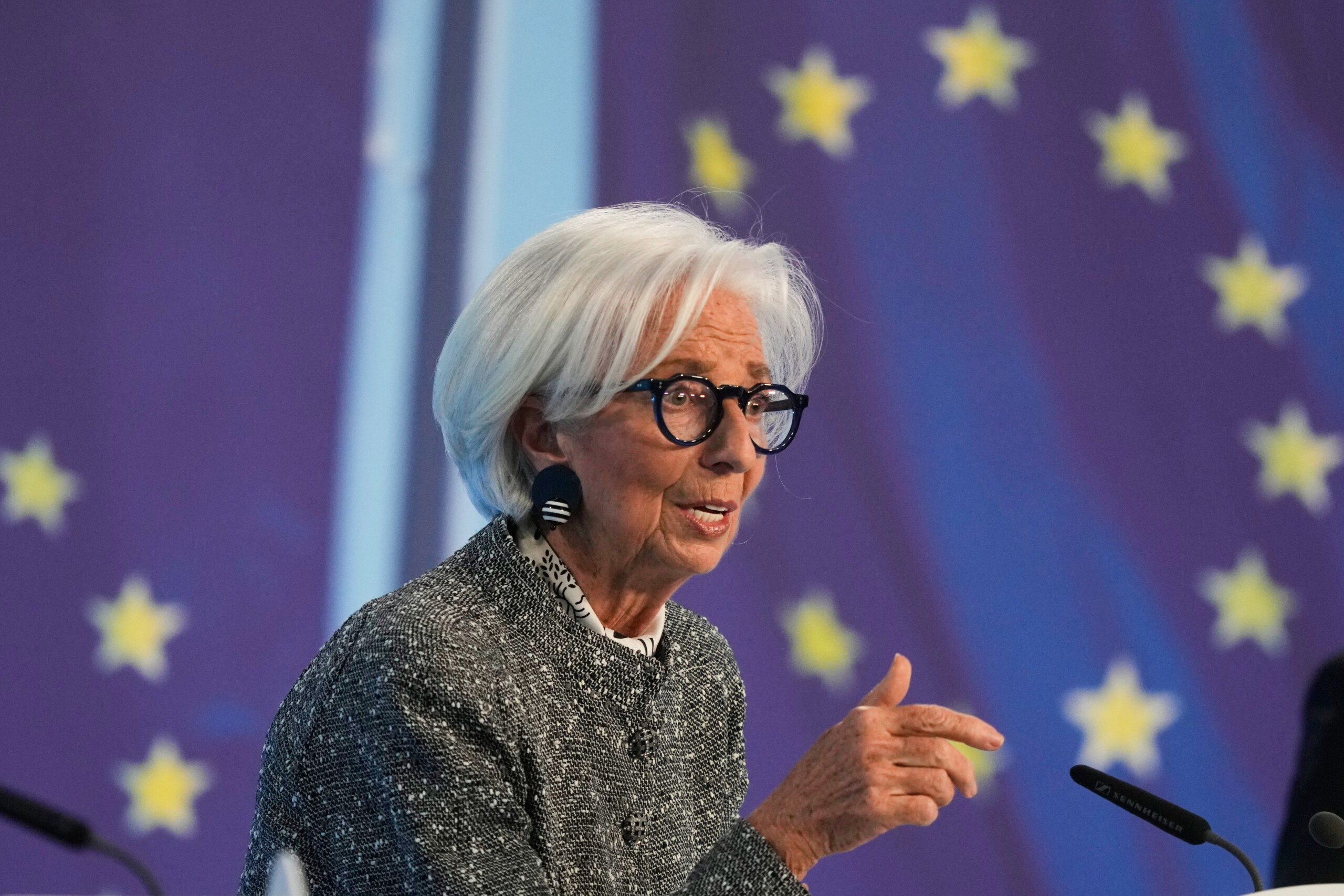 BCE, Lagarde : « L’économie de l’UE se situe entre le scénario de base et le scénario adverse, nous dépendons des données » 1 bce lagarde leconomie de lue se situe entre le scenario de base et le scenario adverse nous dependons des donnees scaled