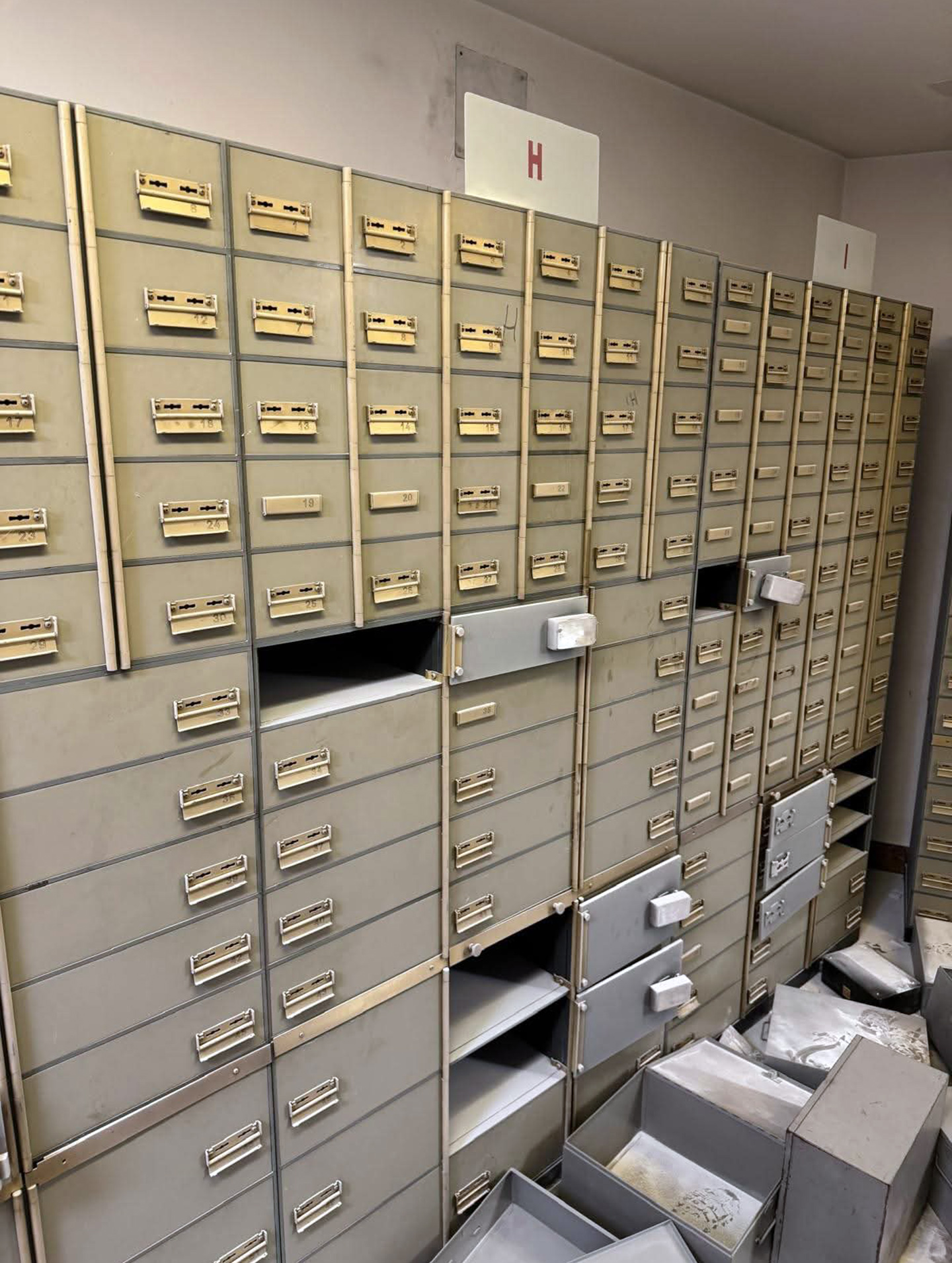 naples victimes dun braquage de banque dans ces coffres les economies dune vie