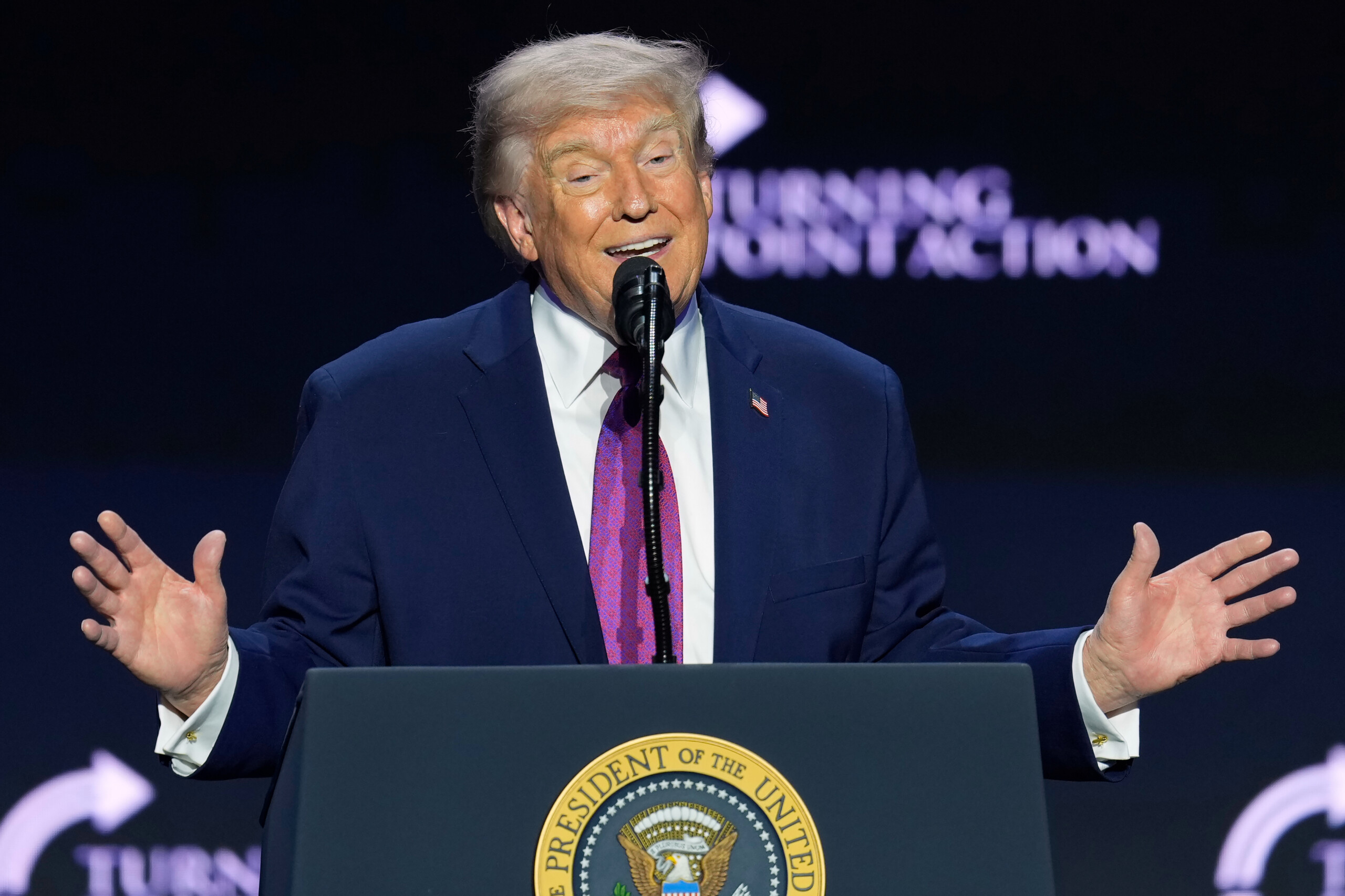 etats unis trump signe la prolongation dun programme de surveillance jusquau 30 avril scaled