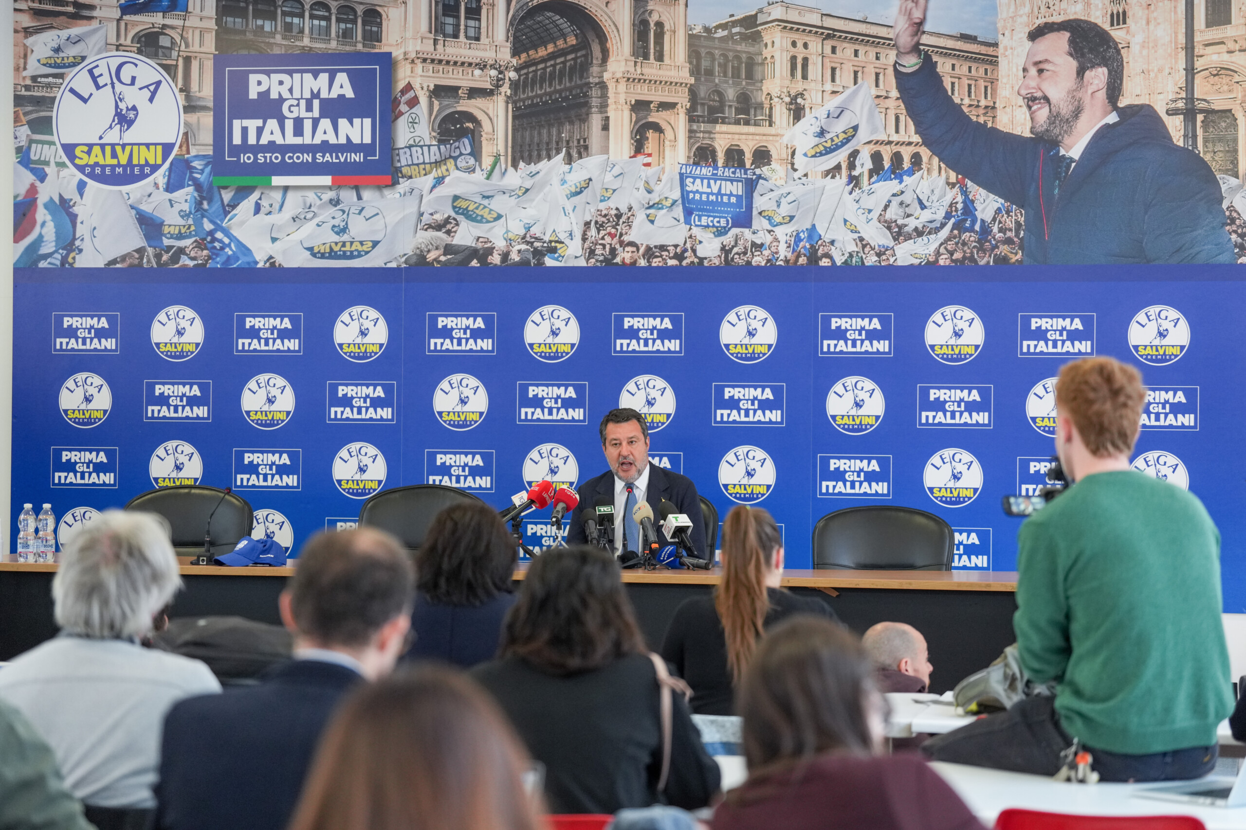 milan coup denvoi du defile des patriotes ouvert par un tracteur et une banderole maitres chez nous scaled