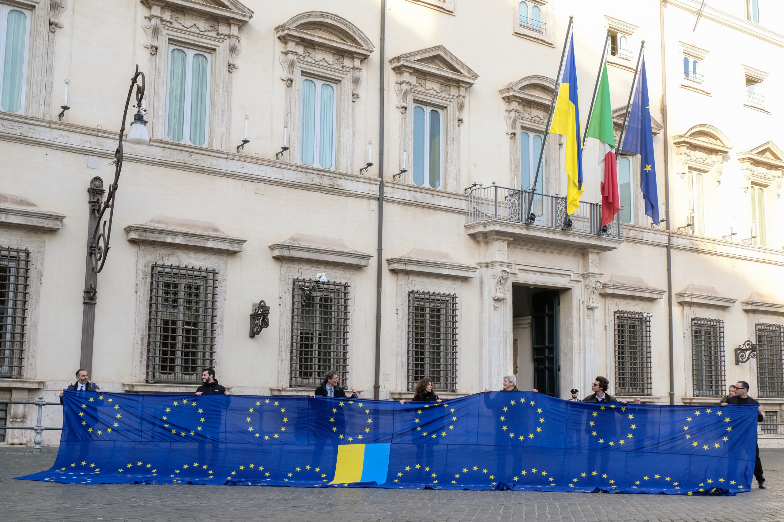 ukraine le feu vert pour un pret de 90 milliards devrait etre donne mercredi scaled