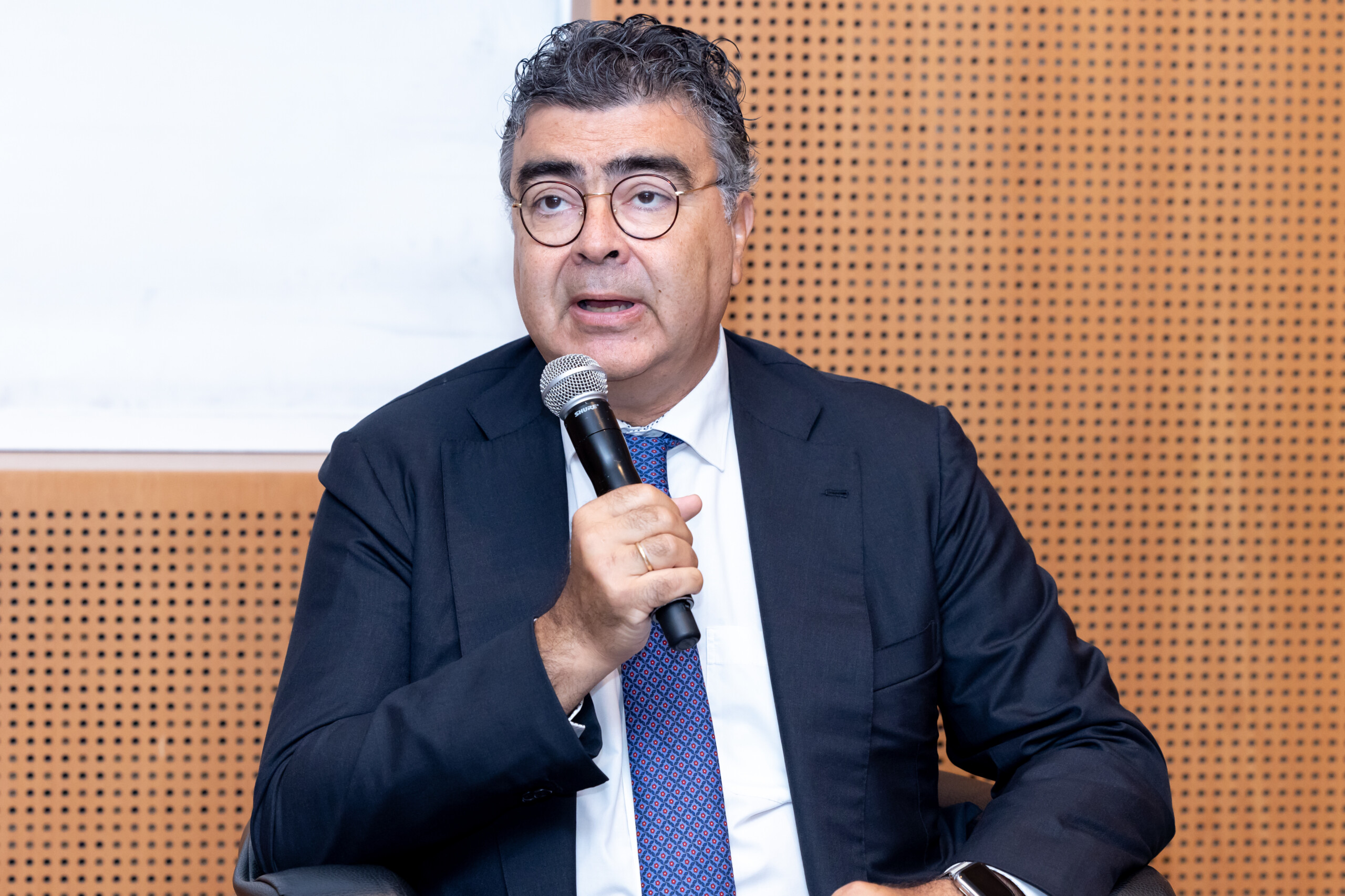 25 avril fiano un manifestant nous a crie vous etes des savonnettes ratees scaled