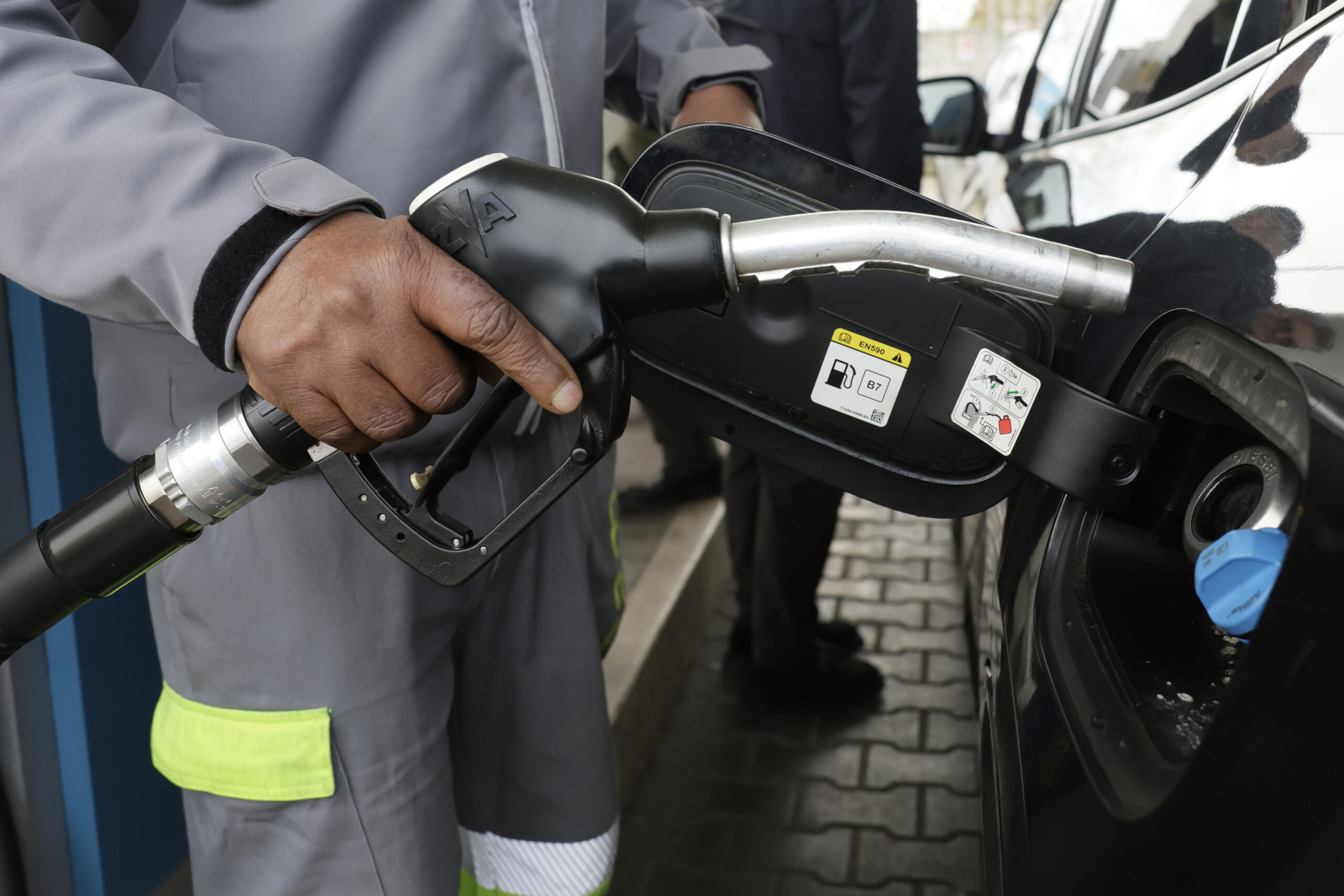 carburants prix moyen de lessence en libre service a 1746 euro litre gazole a 2052 scaled