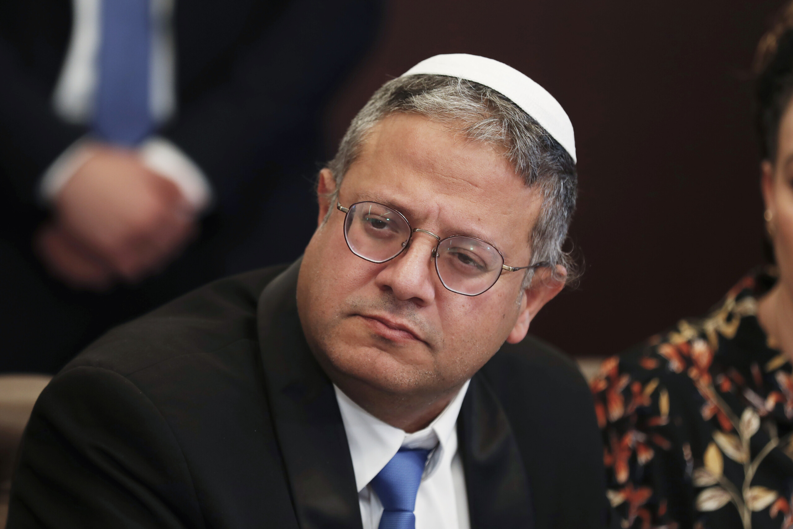 israel un gateau danniversaire orne dune corde pour le ministre ben gvir scaled