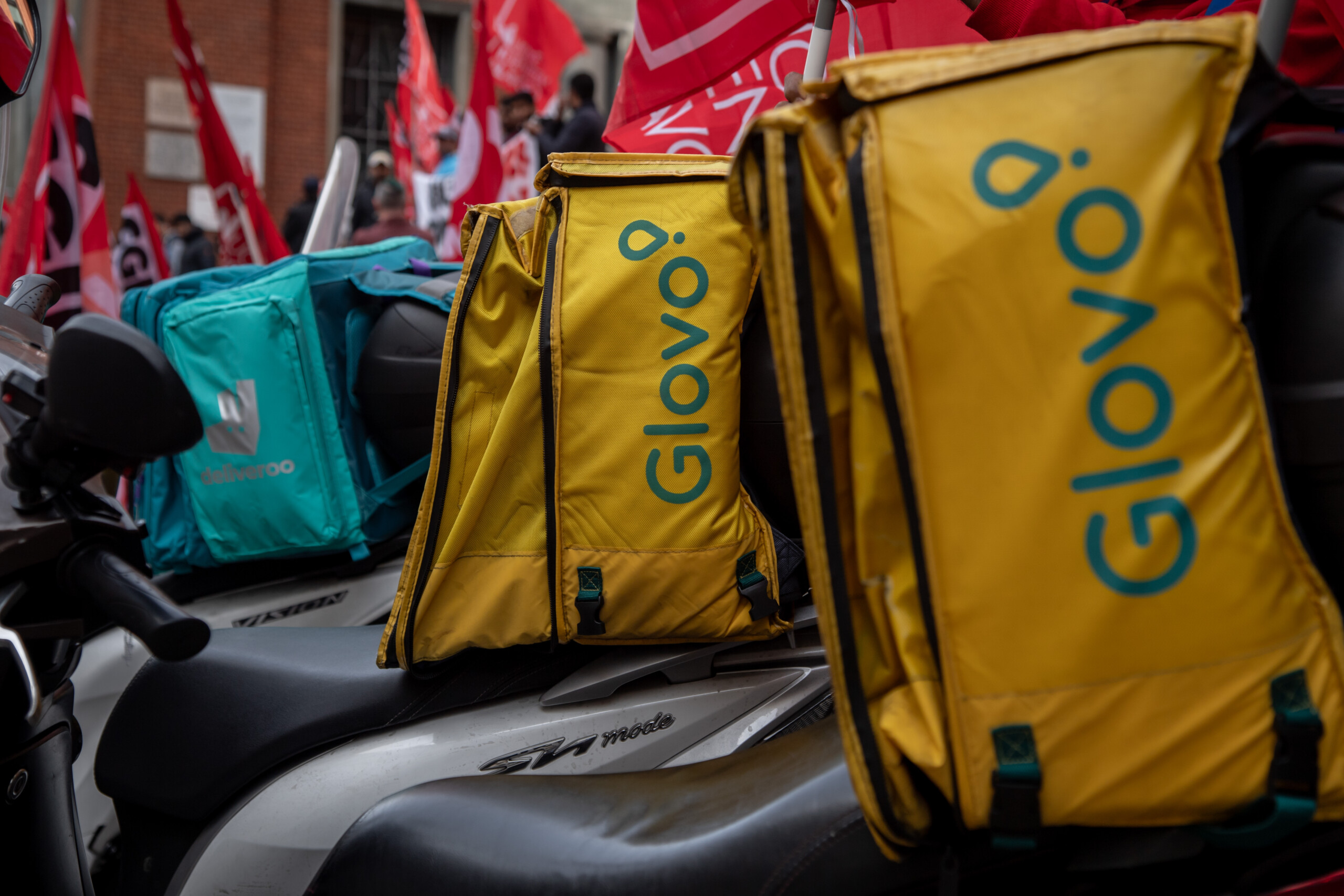lautorite de la concurrence ouvre des enquetes sur des societes du groupe glovo et deliveroo italy scaled