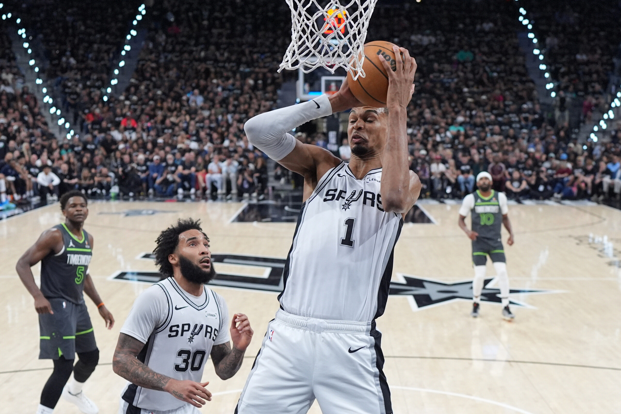 nba playoffs san antonio egalise face a minnesota les knicks menent 2 0 scaled