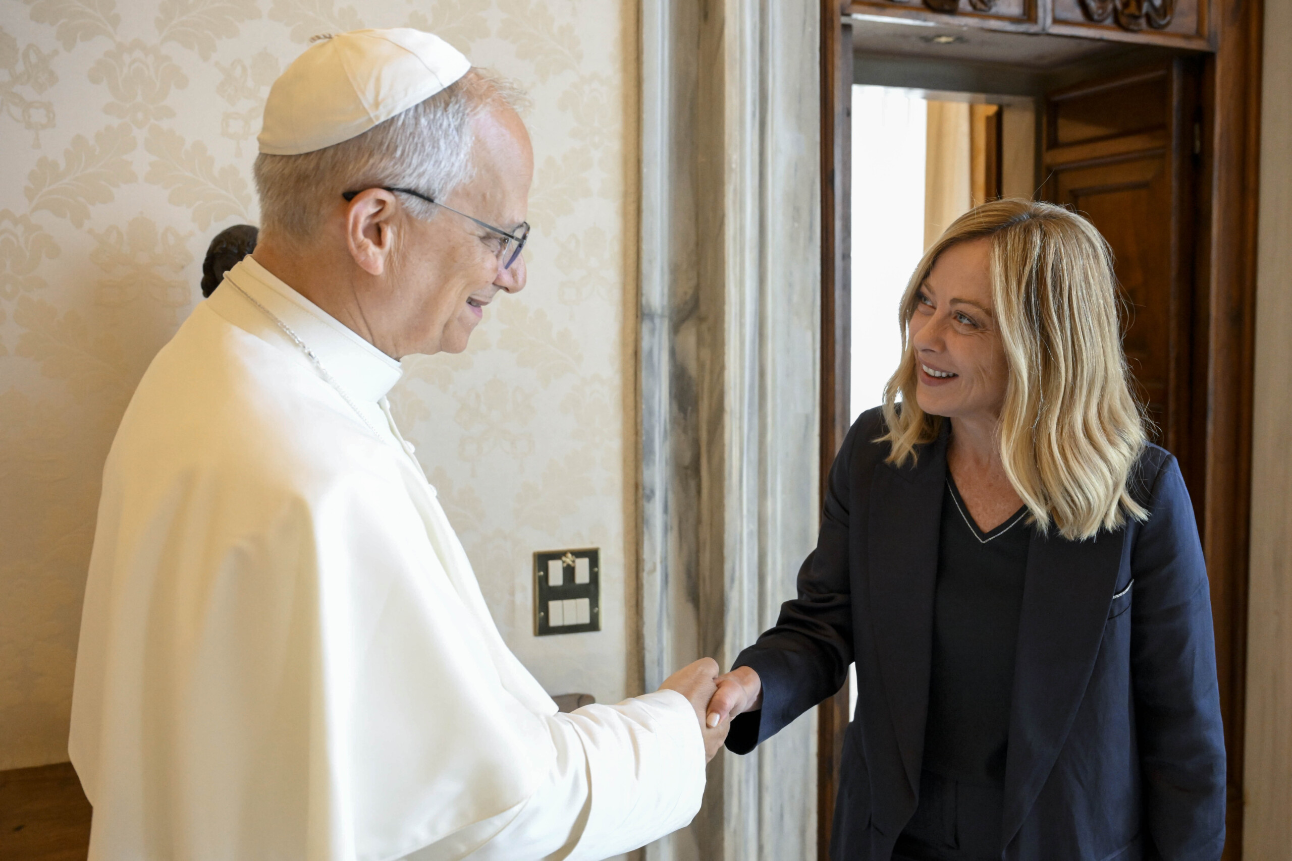 le pape leon xiv meloni en ces temps difficiles sa voix est une reference a lechelle mondiale scaled