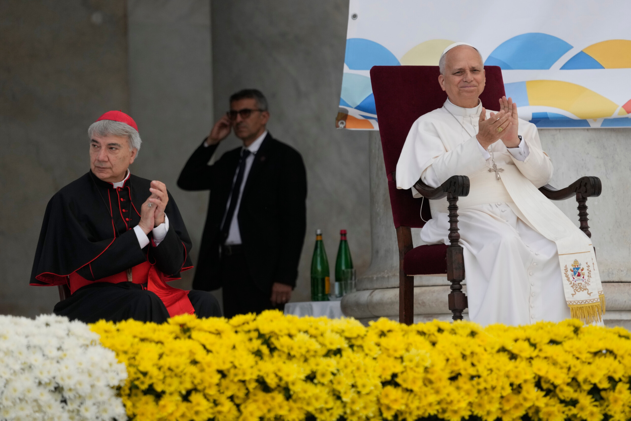le pape naples vit un paradoxe plus de touristes mais toujours des inegalites et de la pauvrete scaled
