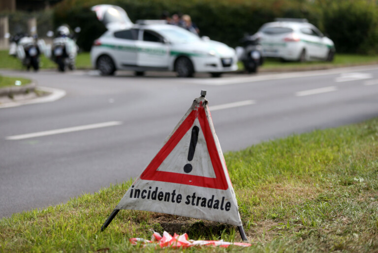 accidents de la route une voiture percute un mur dans la region de naples un jeune homme de 24 ans est decede deux autres jeunes sont dans un etat grave