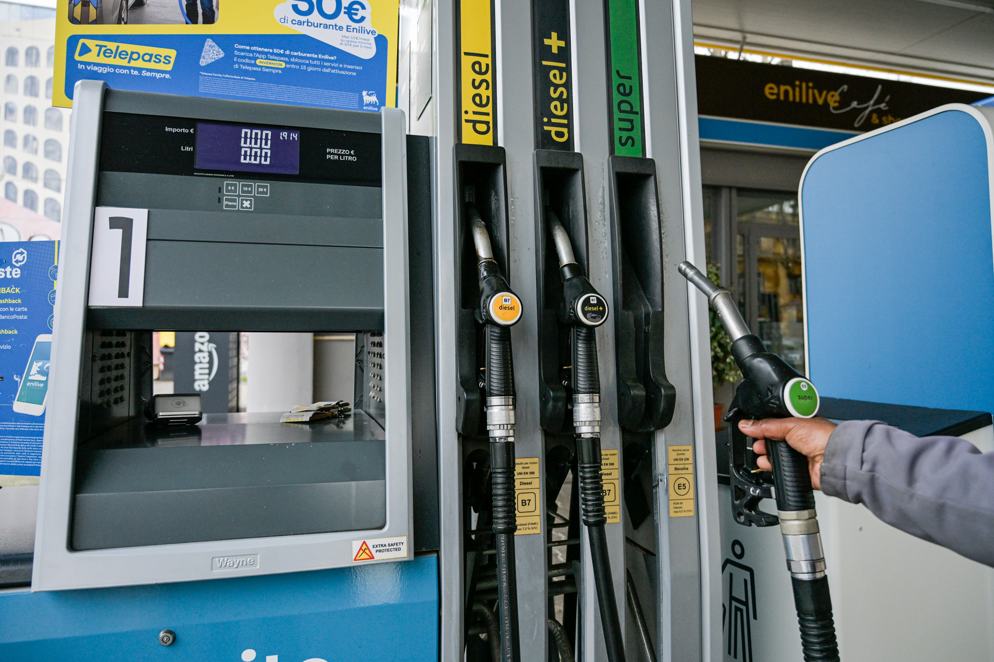 carburants mef un decret prolongeant la reduction des droits daccise jusquau 22 mai est en cours de publication