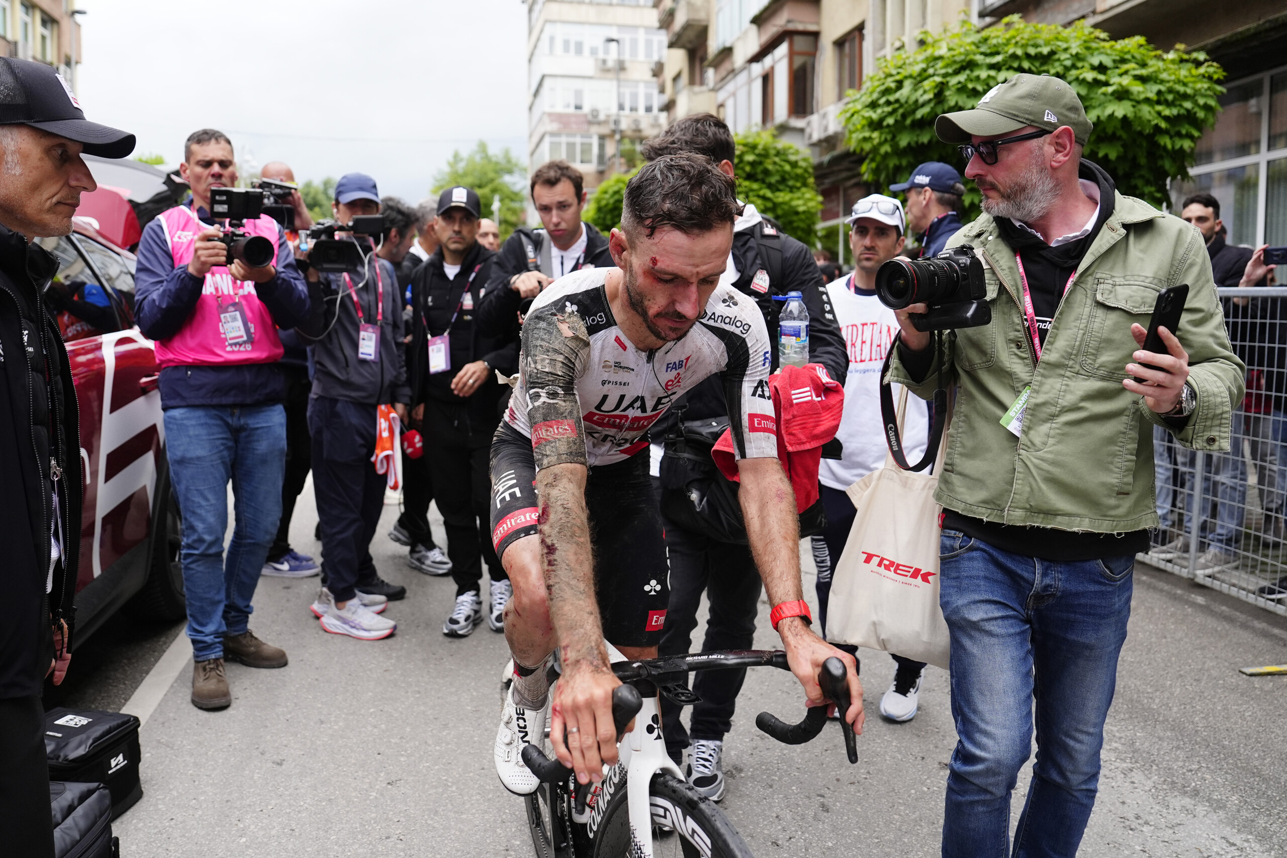 giro ditalia abandon du capitaine de luae team emirates adam yates scaled