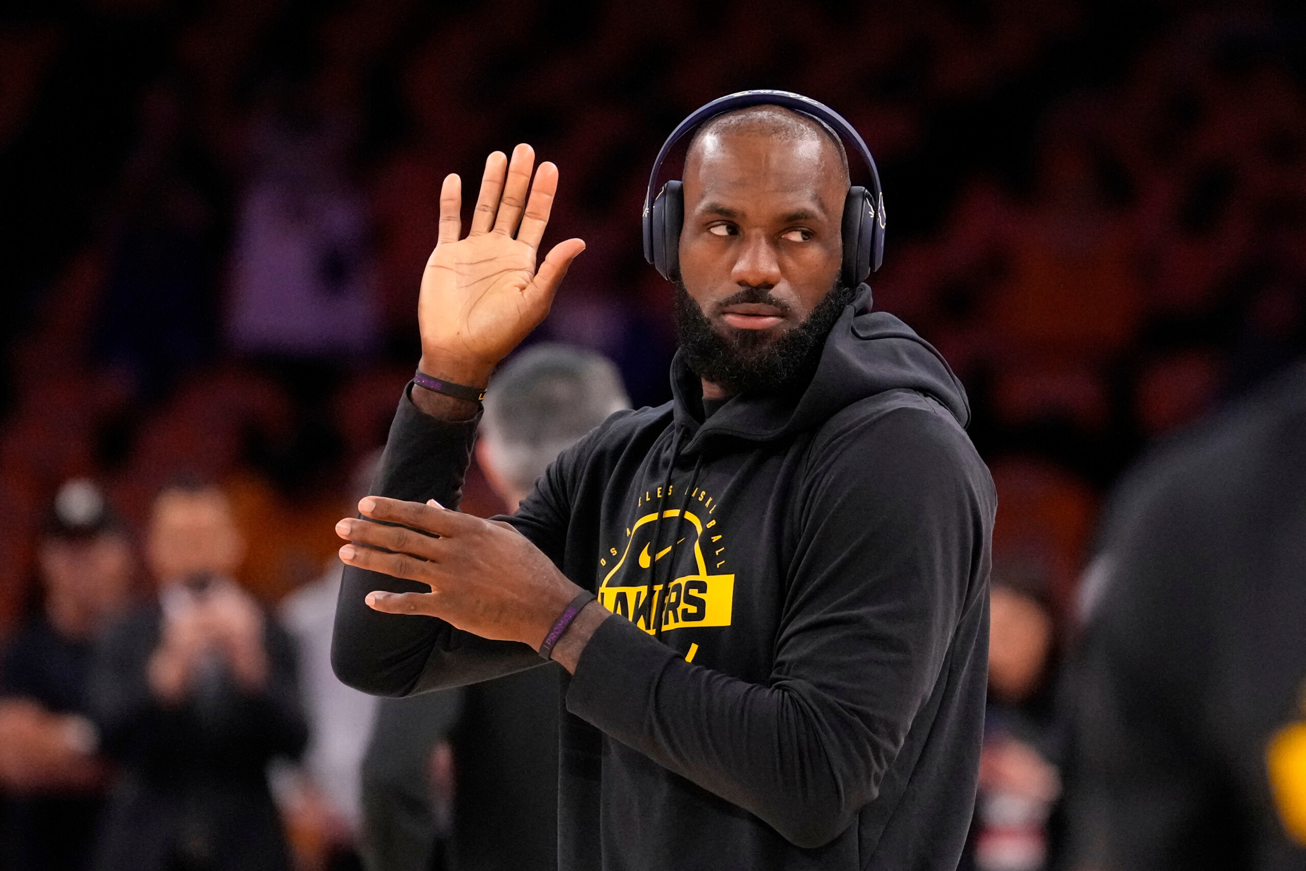 nba lebron james mon avenir je nai pas encore pris de decision je vais en discuter avec ma famille scaled