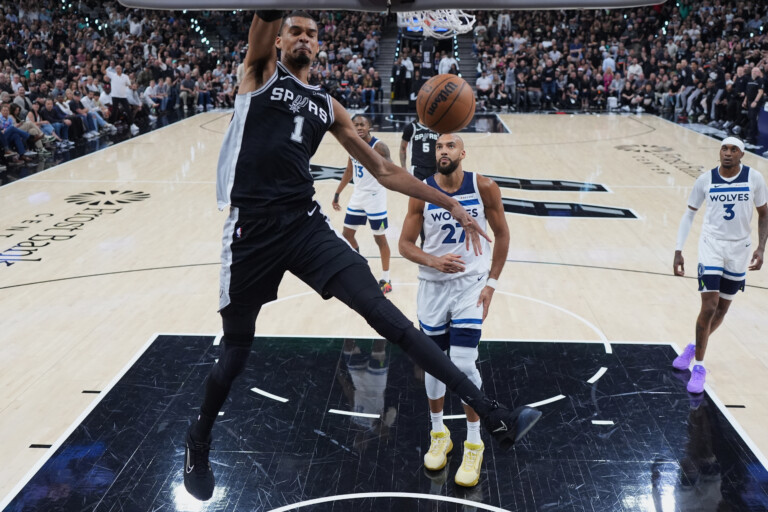 nba playoffs wembanyama porte san antonio les spurs menent 3 2 face au minnesota