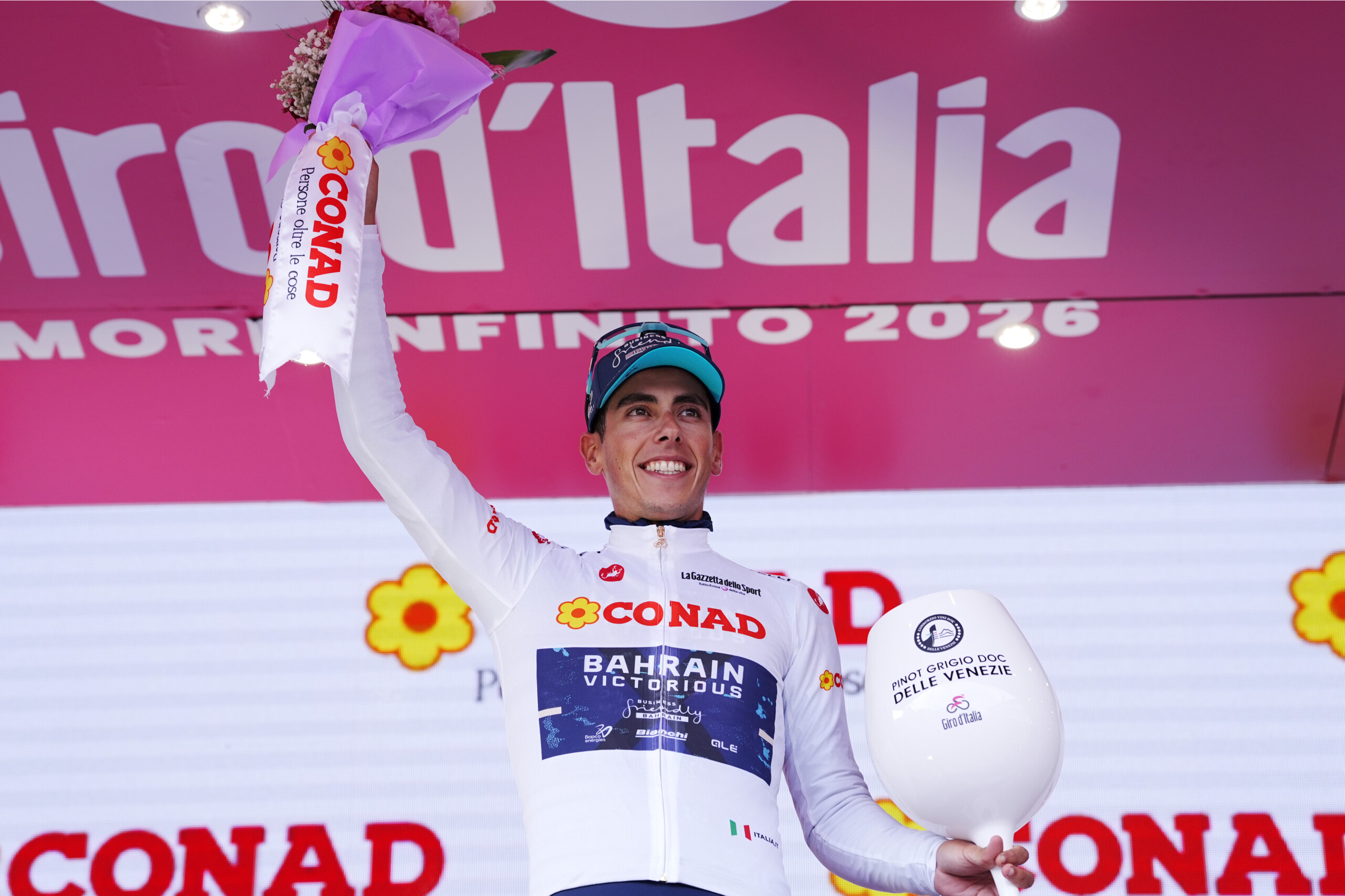 tour ditalie le portugais eulalio conserve le maillot blanc conad scaled